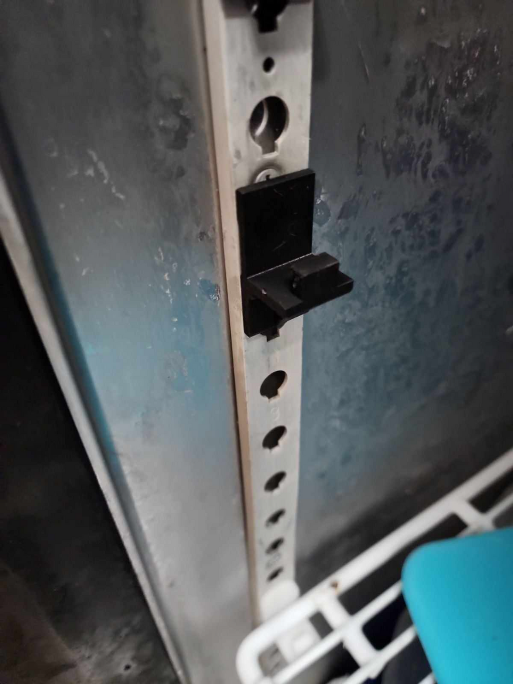 Refrigerator keyhole Wire shelf bracket