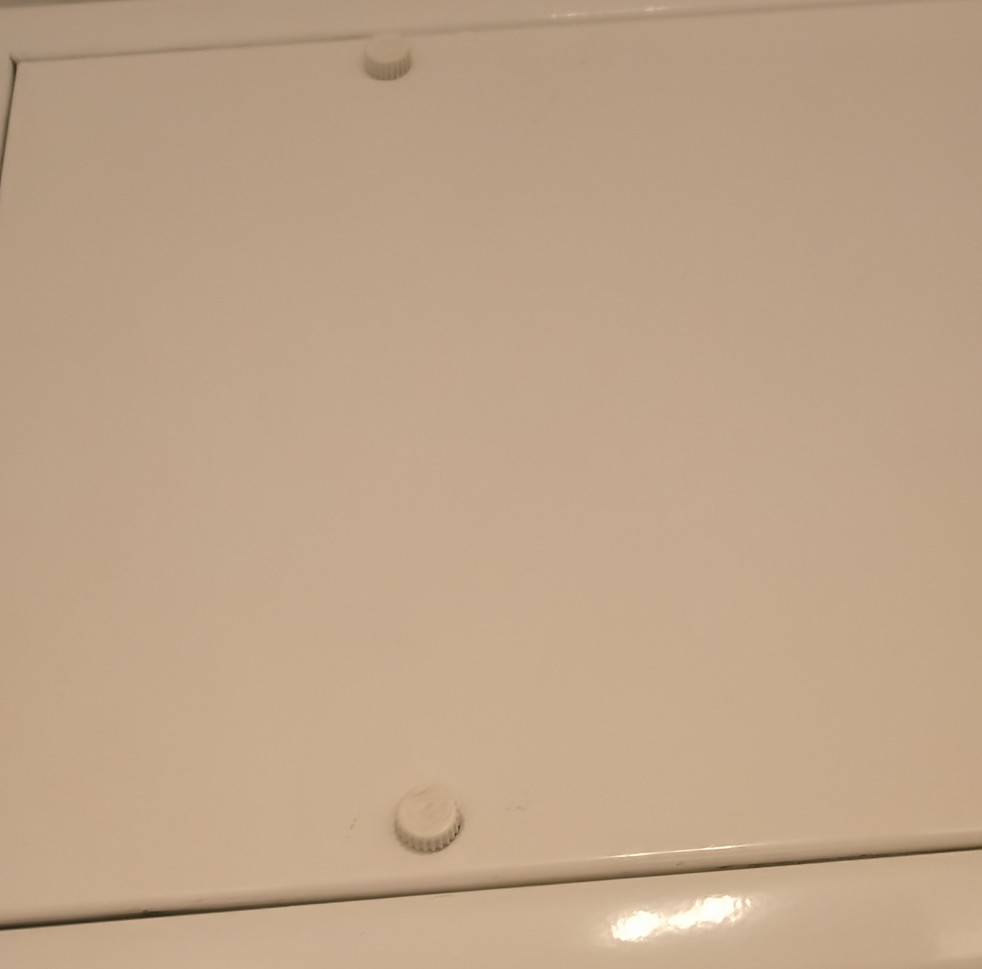 Screw for roller shutter box