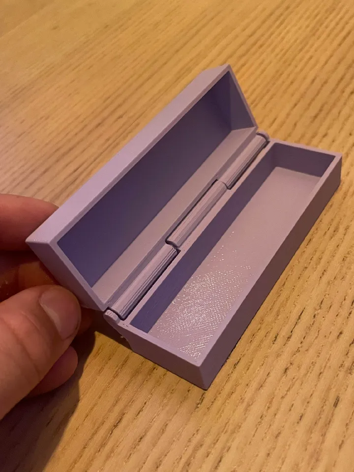 Box with hinge
