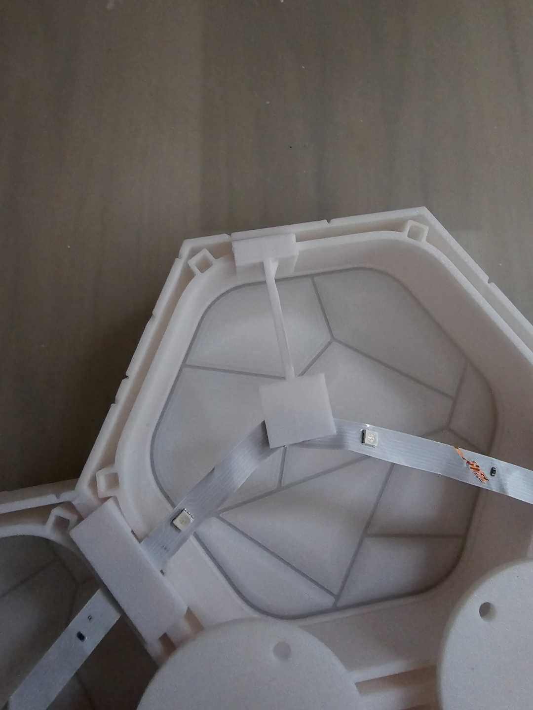 Befestigung für ein LED Band am HEXALEAF