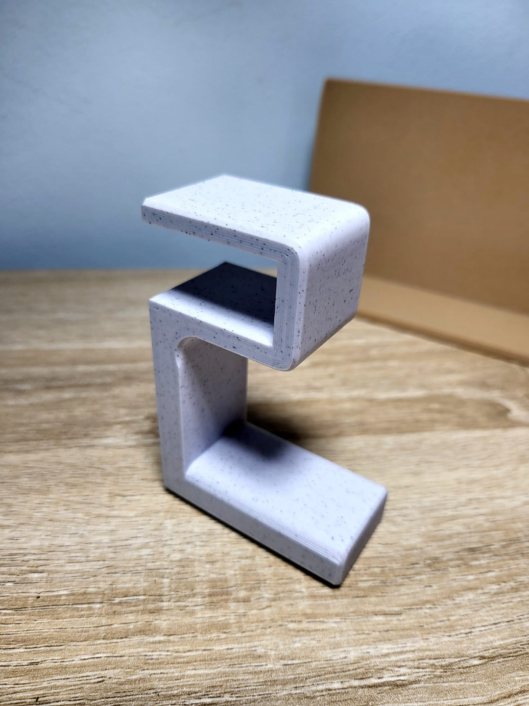 Simple headphones holder