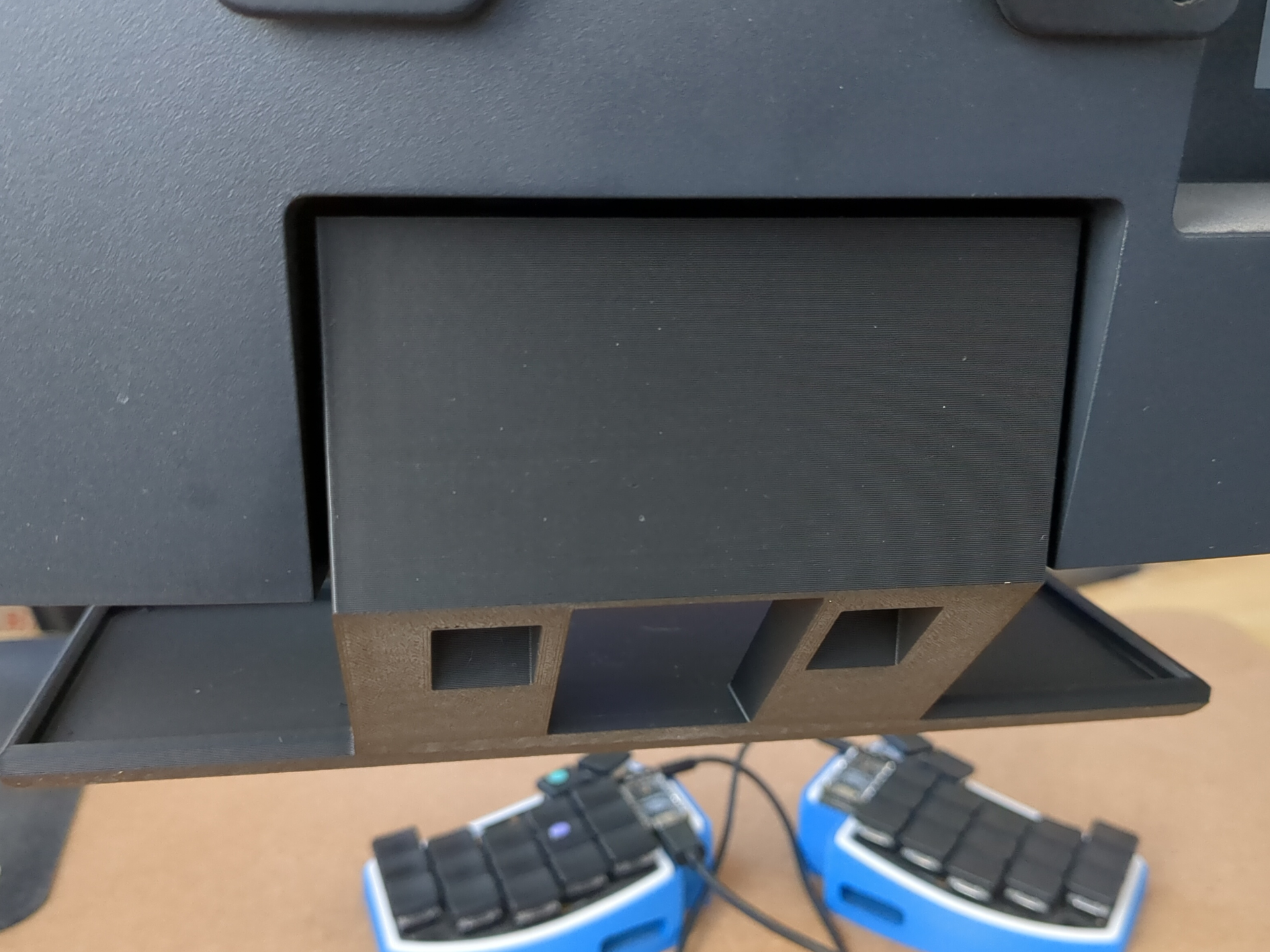 Under monitor shelf - Samsung C27JG50QQU