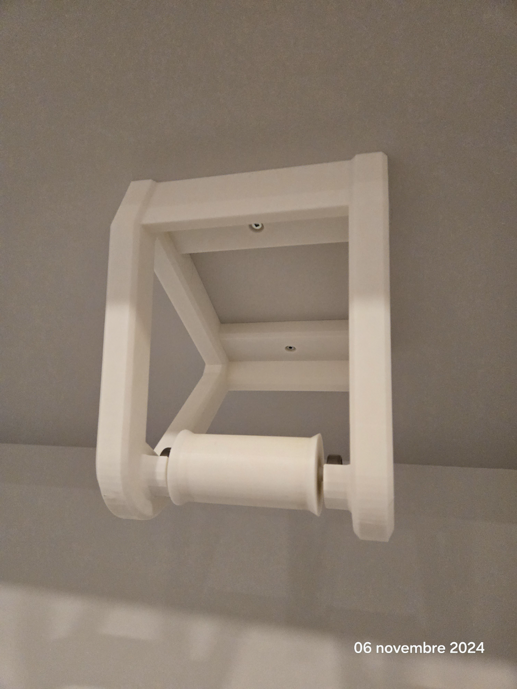 Undermount spool holder