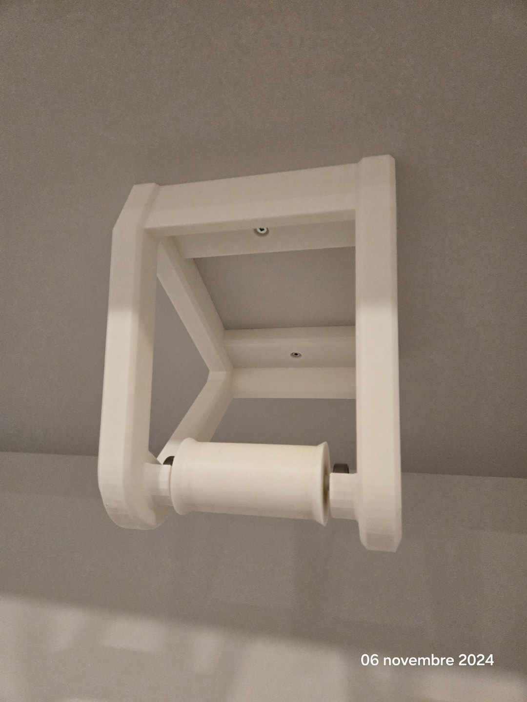 Undermount spool holder
