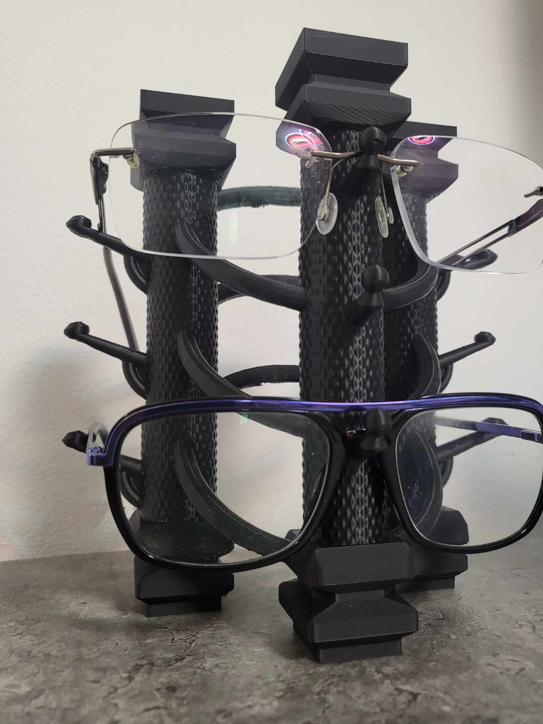 Glasses_stand_by_Gampi