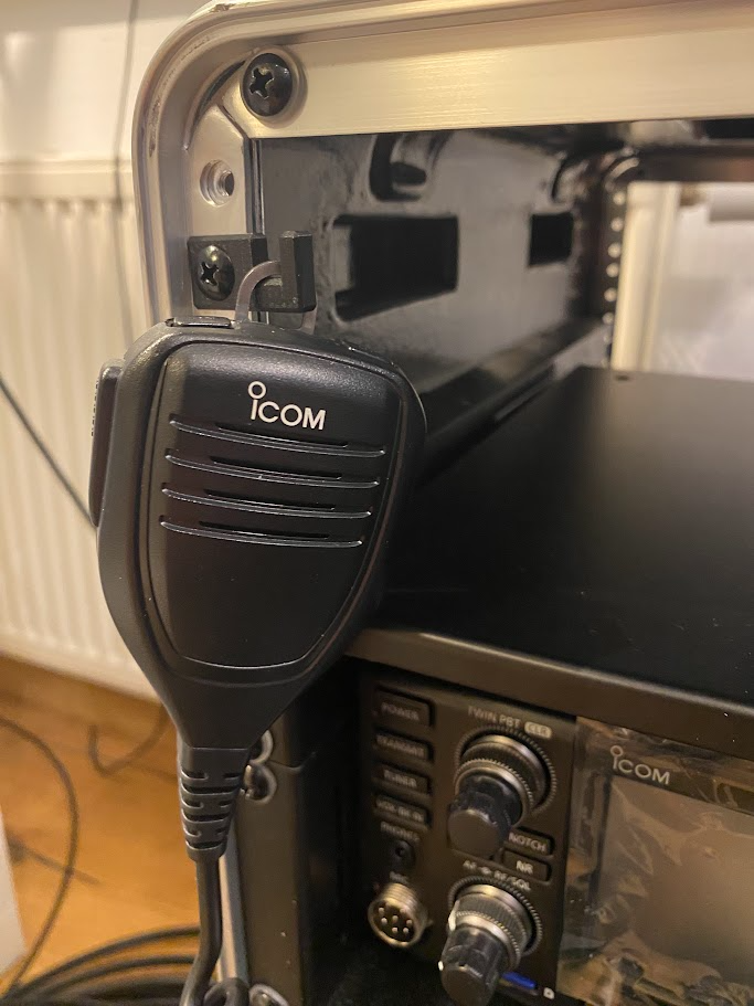 Microphone hook for 19 inch rack