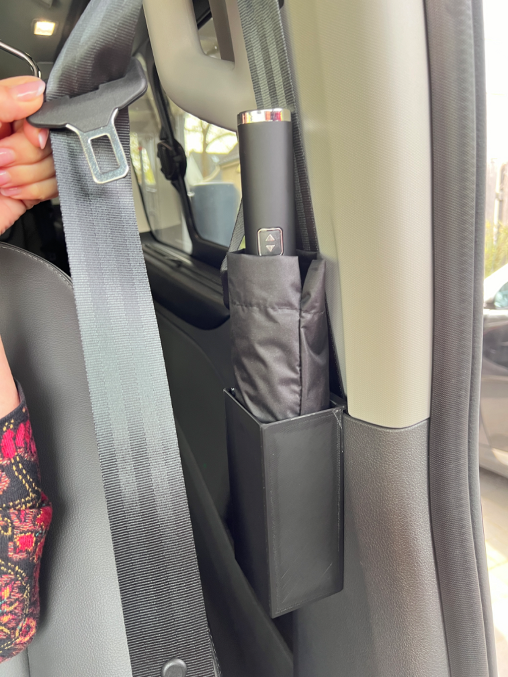 Umbrella holder mount for Ford Custom