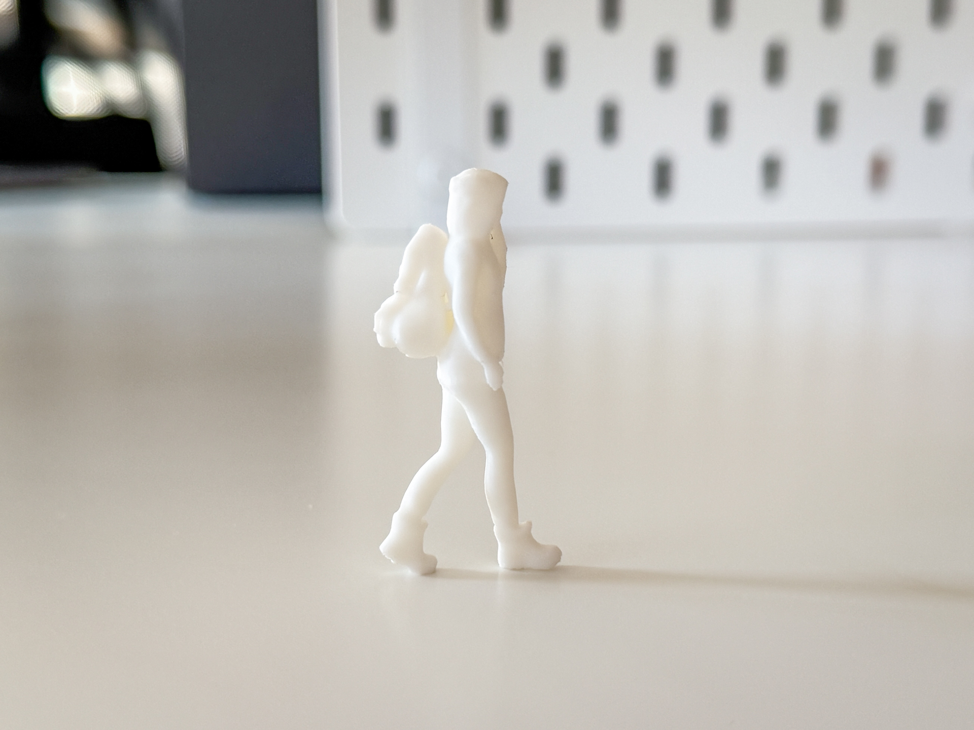 Miniature Girl/Student/Tourist II for your Diorama