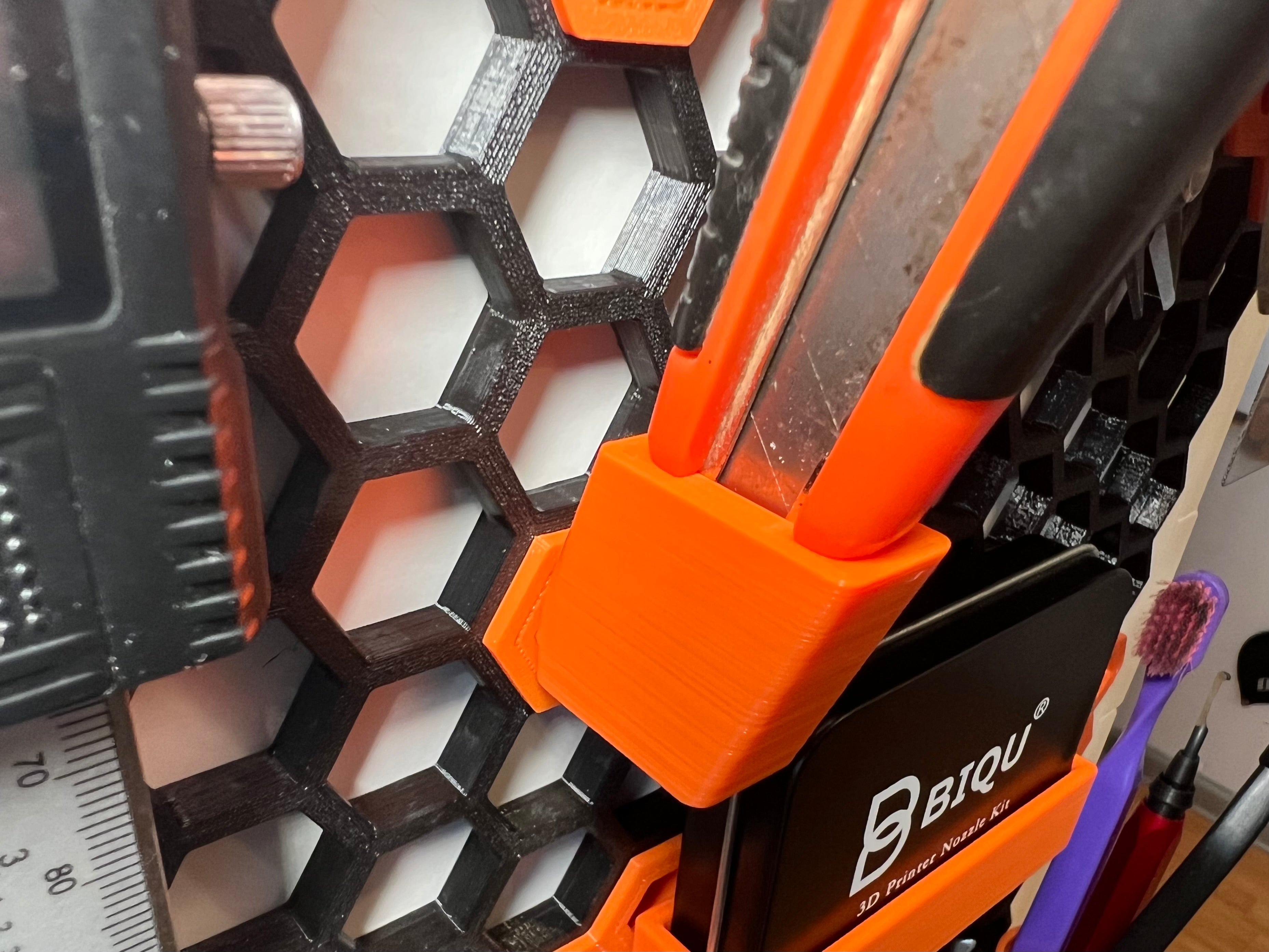 Honeycomb storage wall, Ellix cutter knife holder