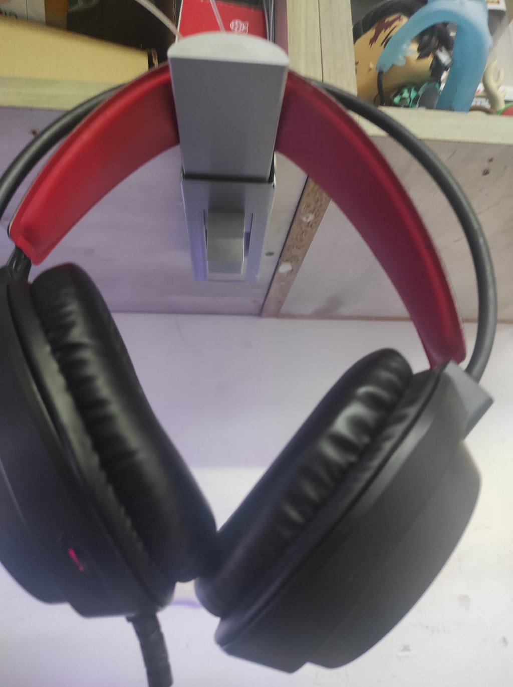 collapsing headphones hanger print in place