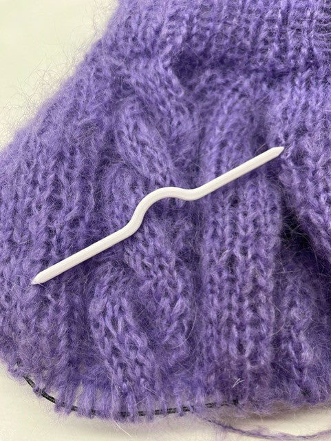 Cable knitting needle