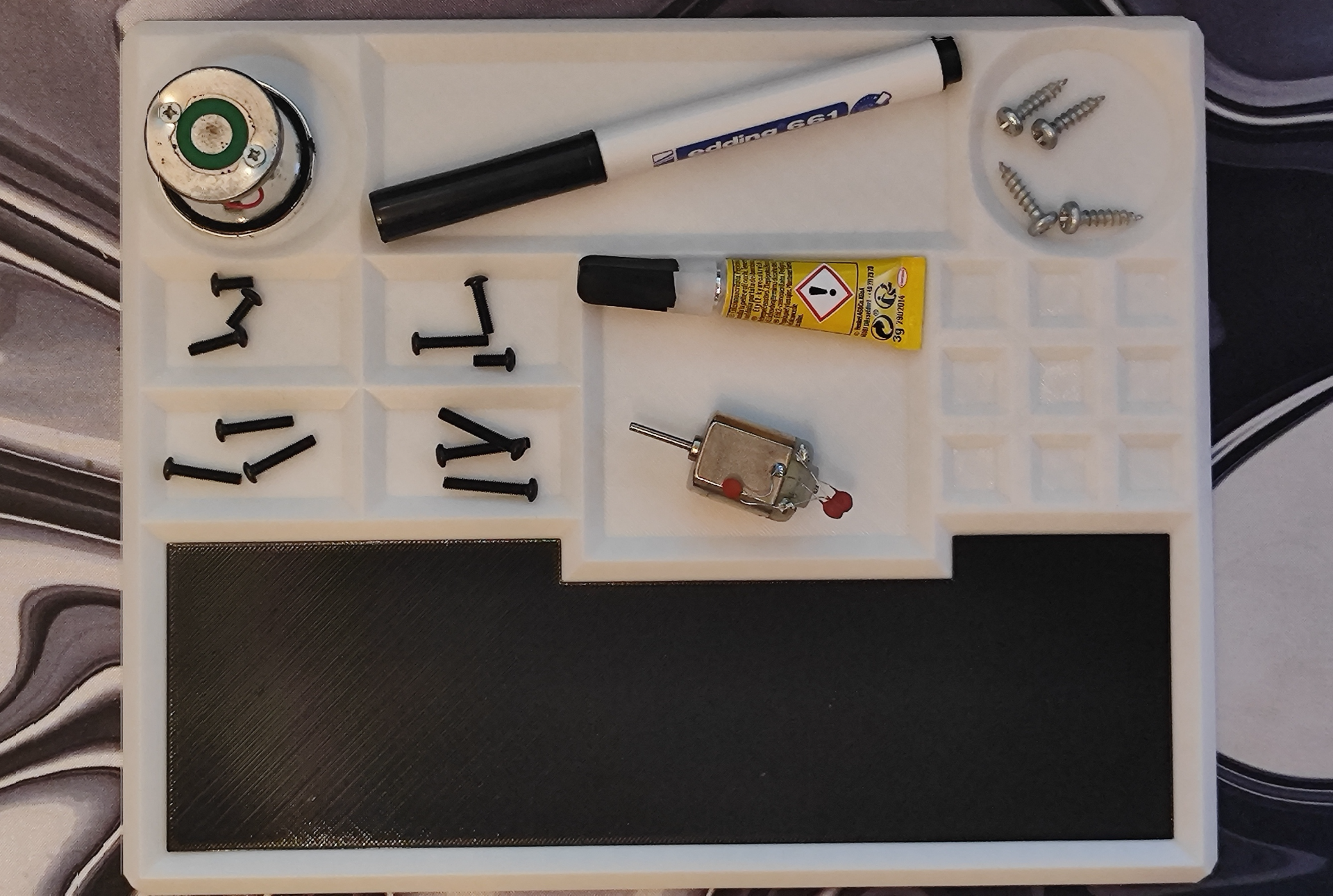 Screw organizer with TPU cutting mat.