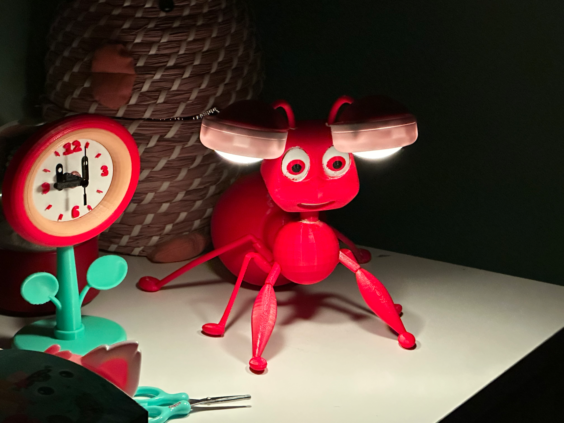 Friendly 3D-Printed Ant Lamp