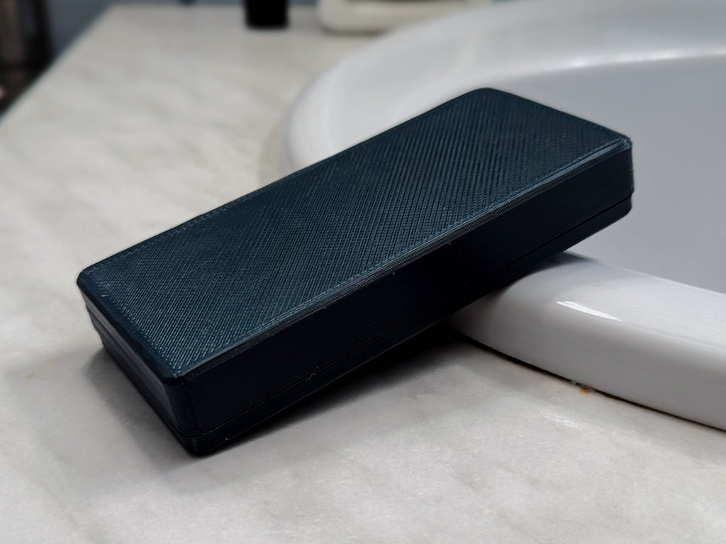 Safety razor travel case with built-in stand