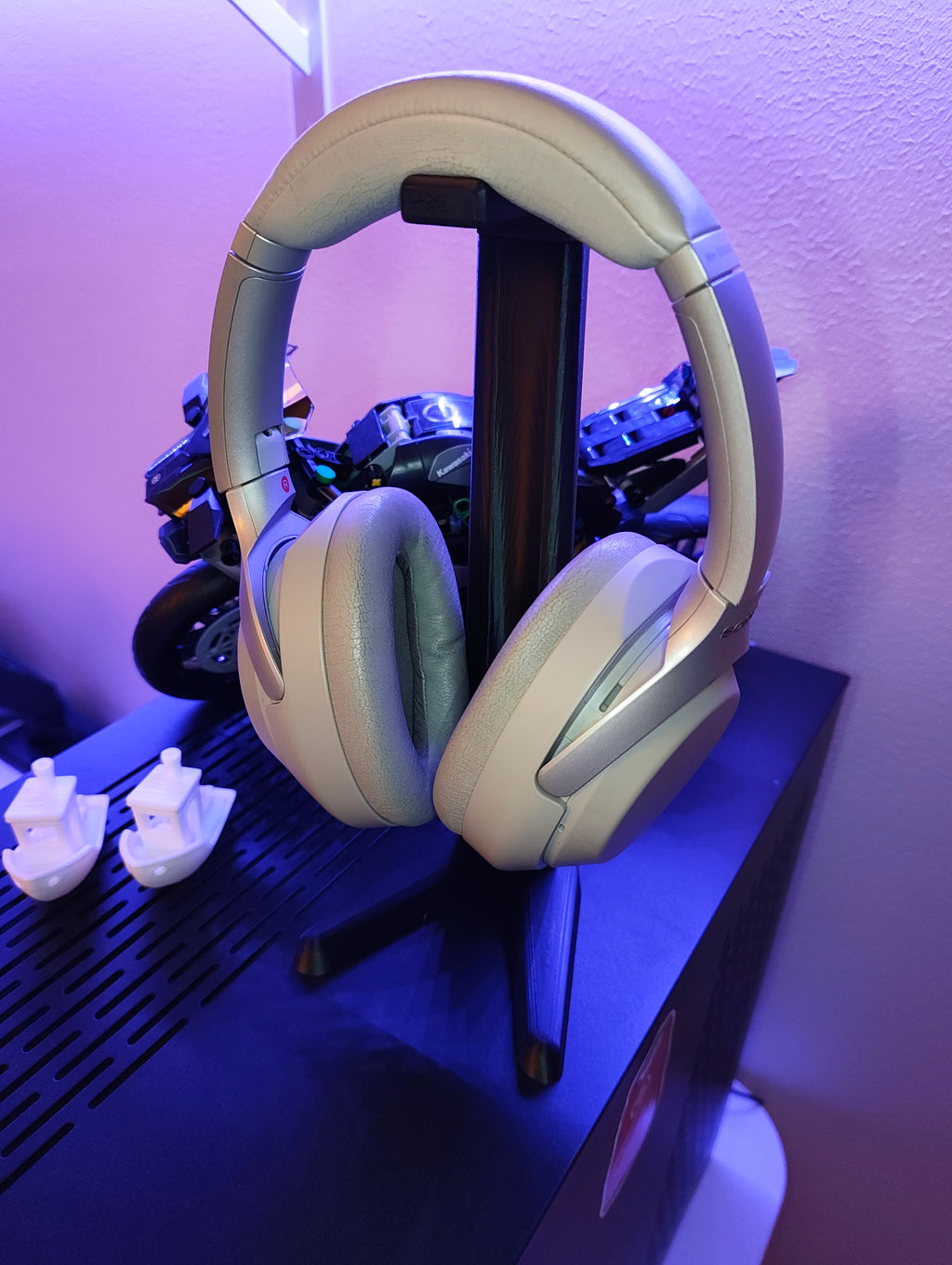 Slim end clean headphone stand