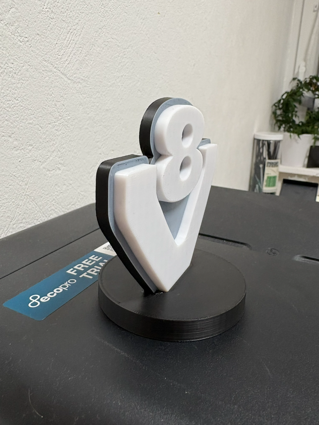 Scania V8 Logo mit Standfuß