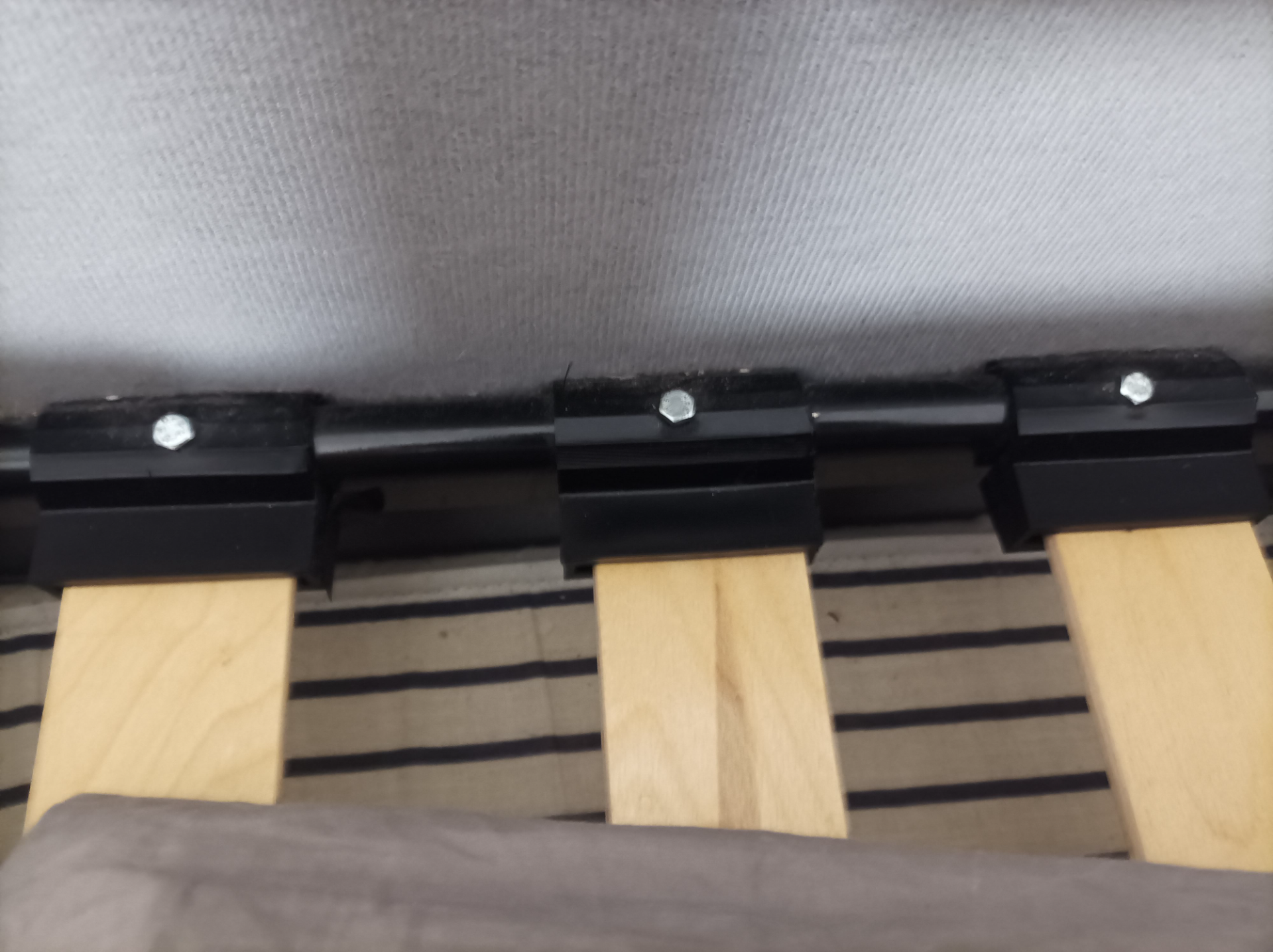 Bed base slat support