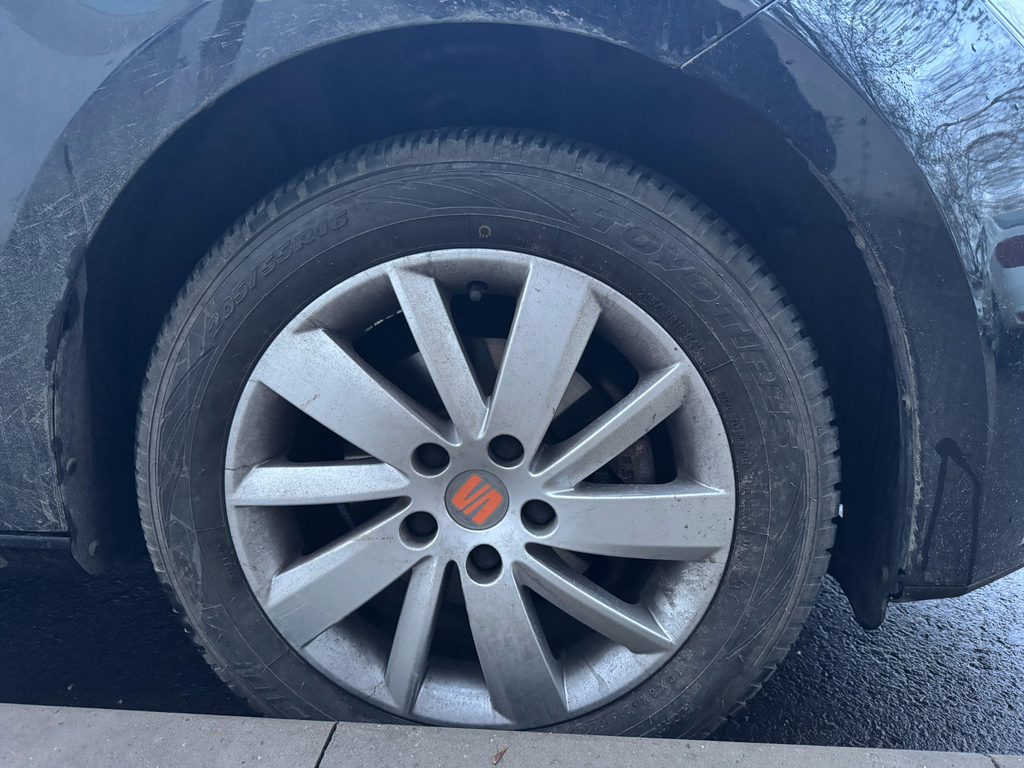Seat Leon 5f wheel center covers hub caps 56mm