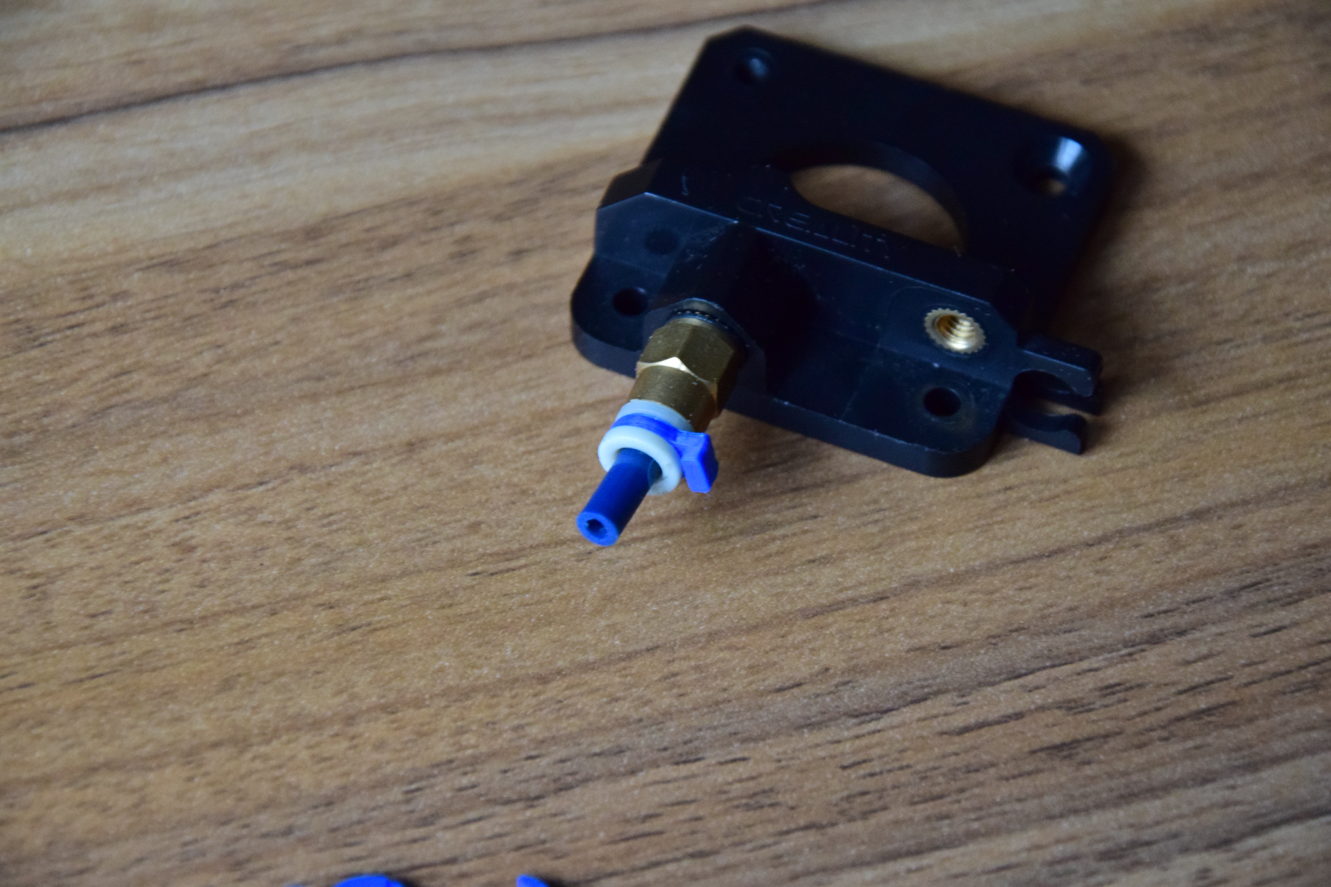 Pneumatic connectors lock clip