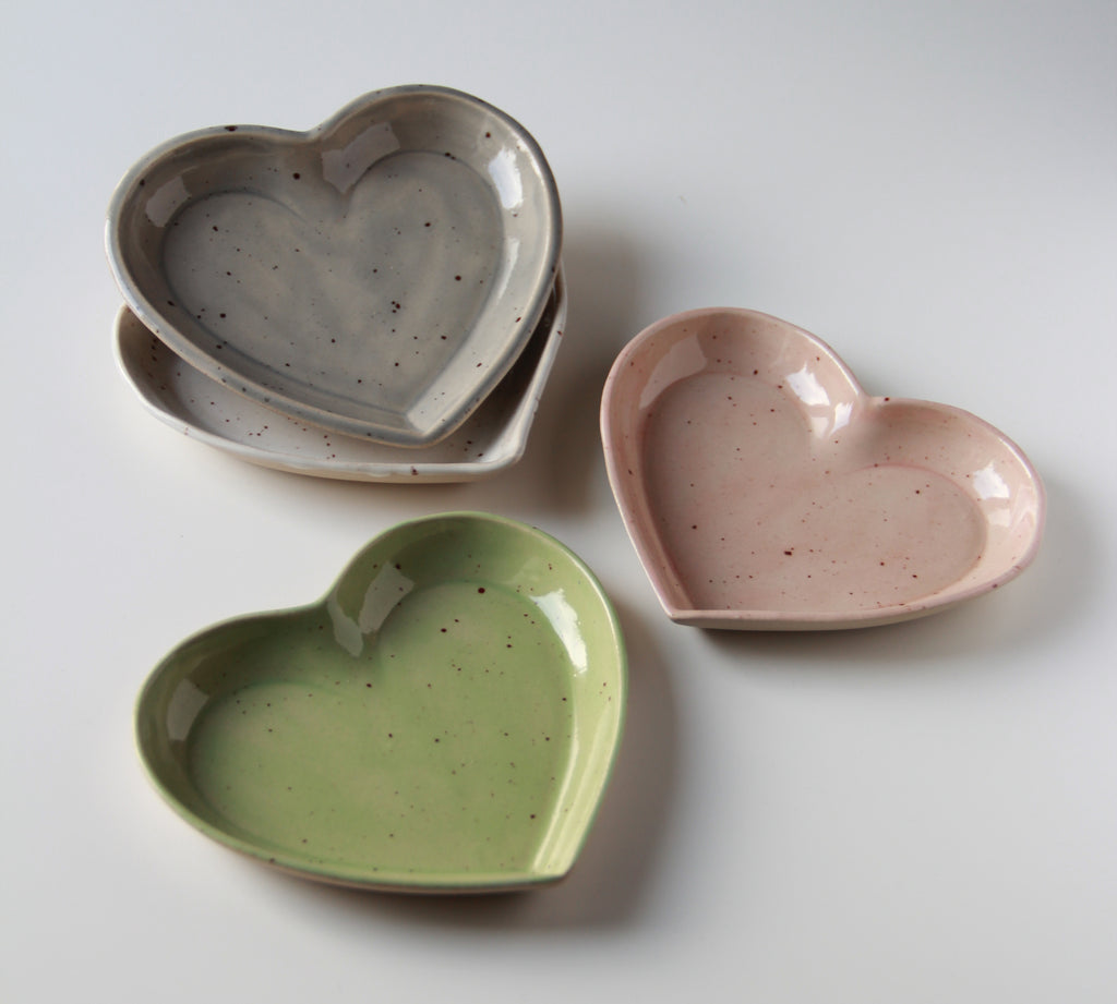 Cutter and mould for a heart-shaped clay plate
