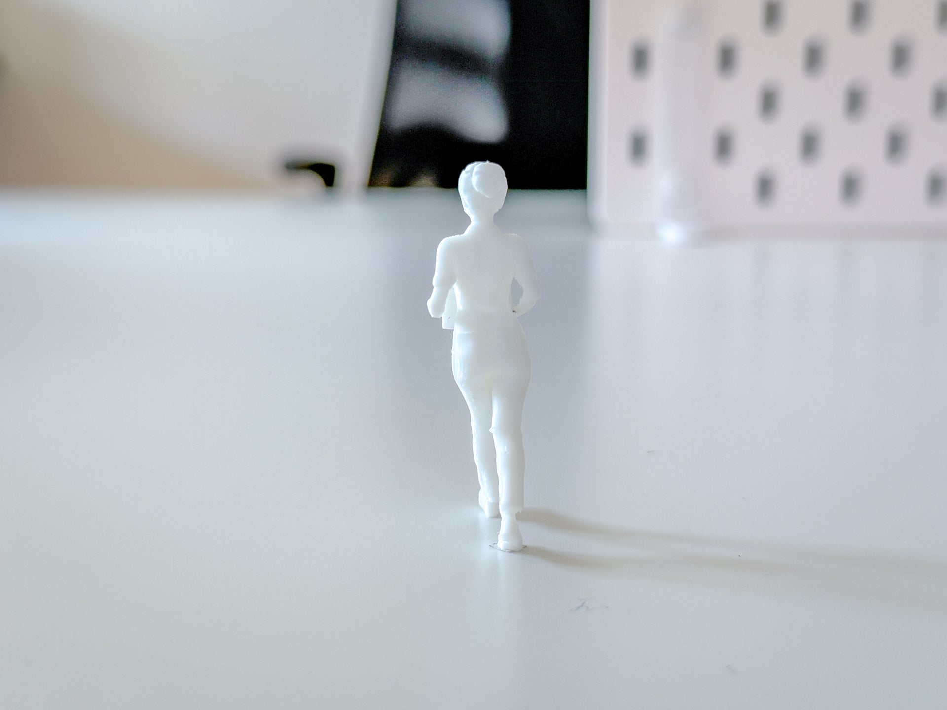 Miniature Delivery Woman for your Diorama