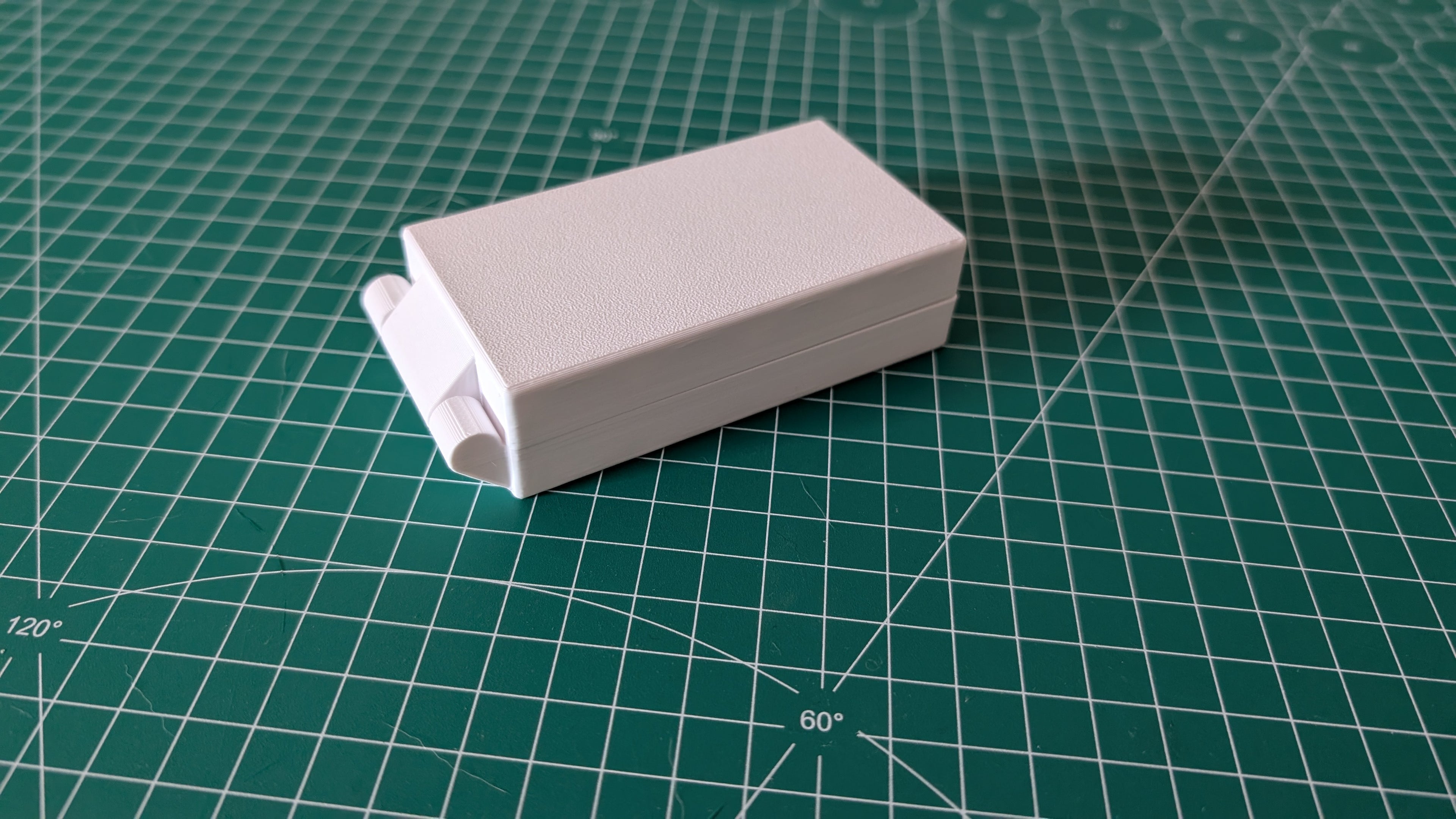 Skadis Bobbin Box – 16-Slot Hinged Case