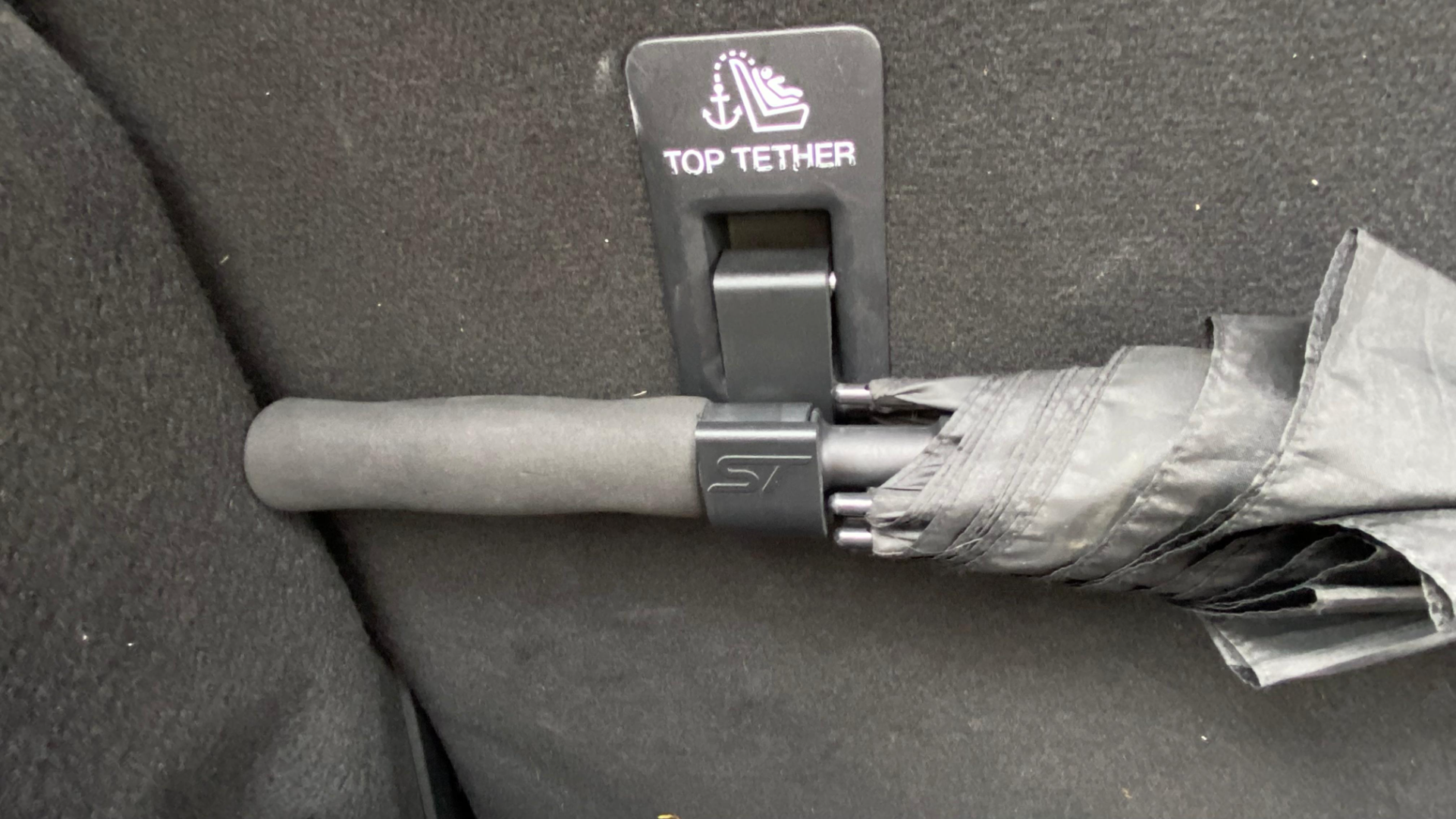 UMBRELLA HANGER FORD FOCUS/PUMA/FIESTA - ST Logo