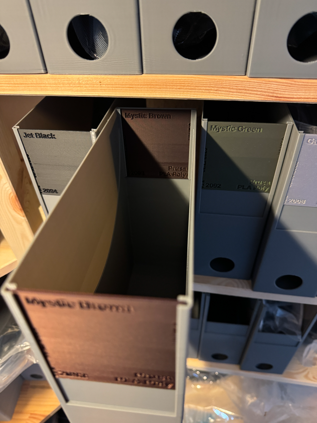 Filament box with slot for color samples