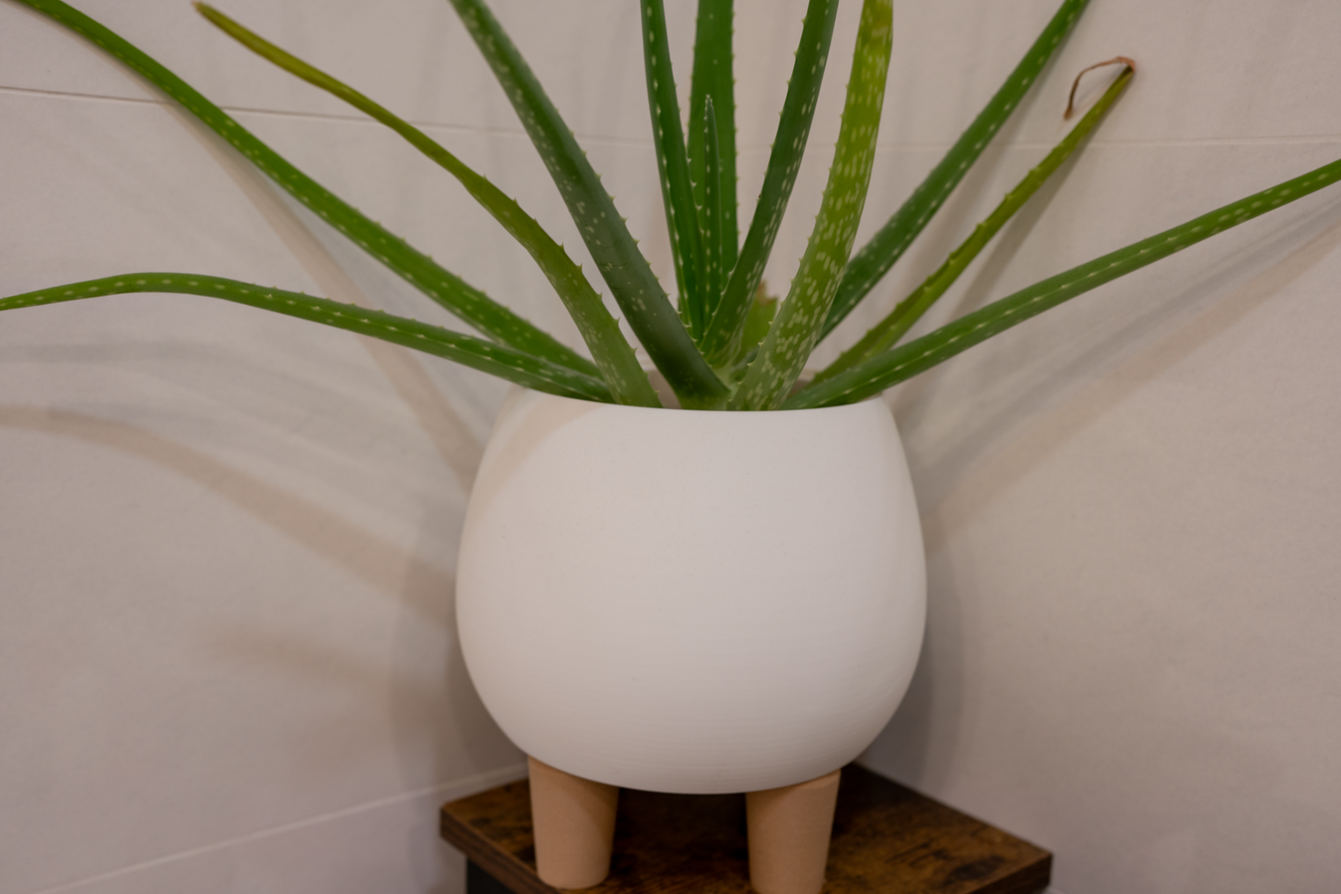 Pot with wooden legs