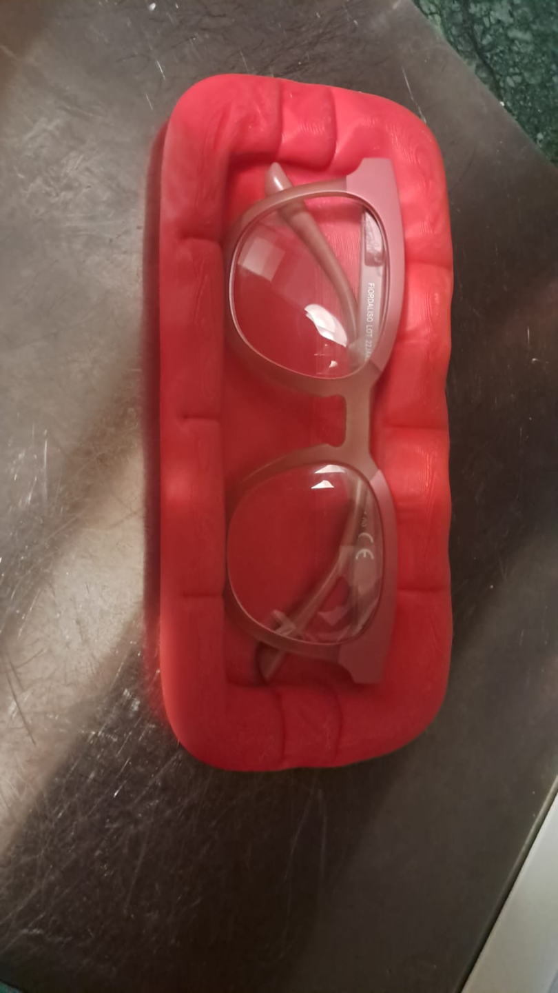 Sofa-shaped glasses holder
