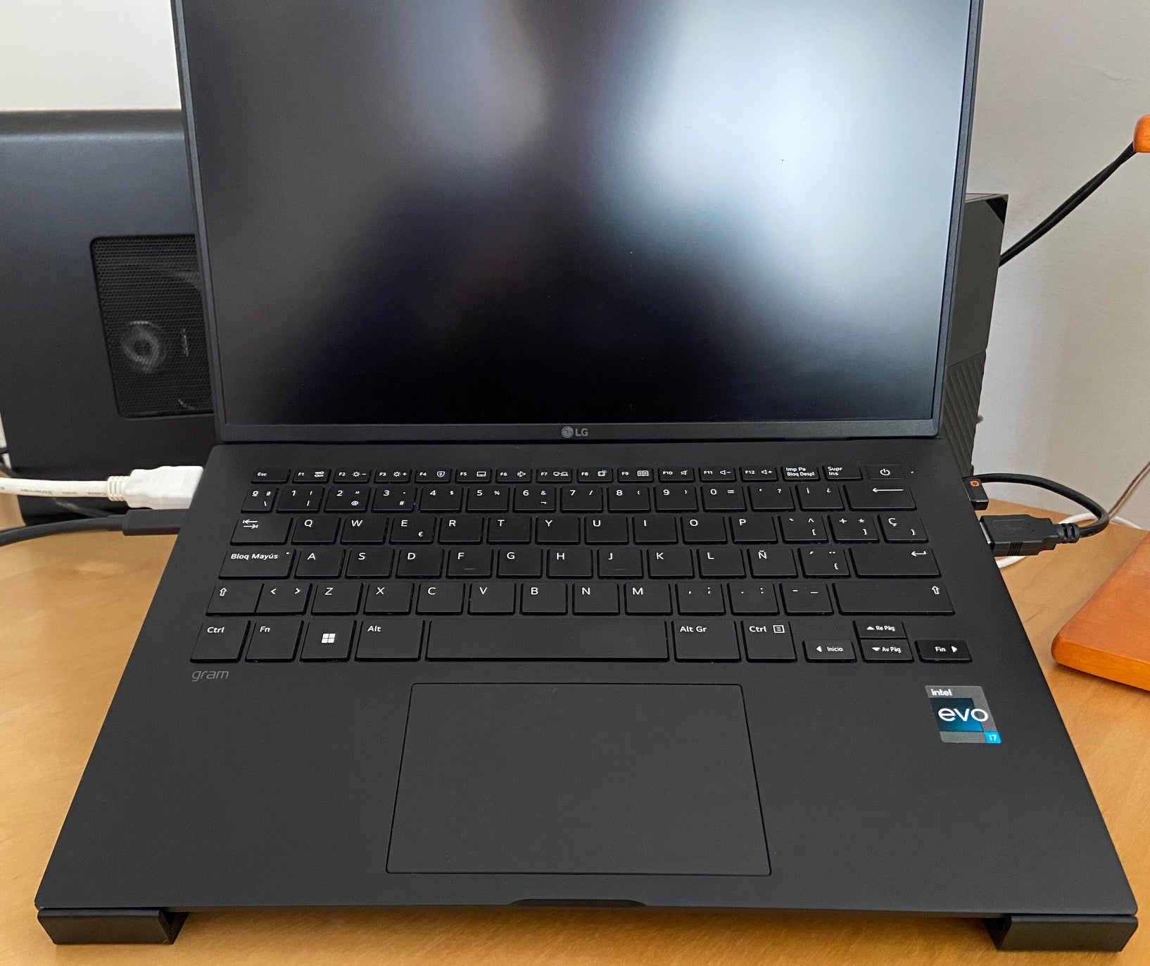 Minimal laptop support with optimized airflow