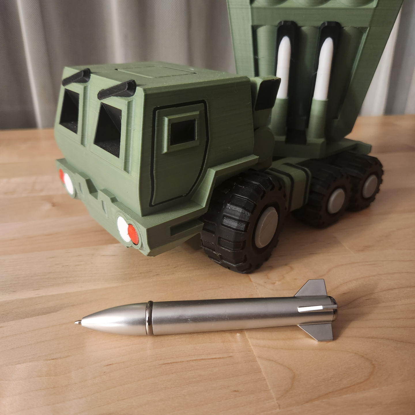 M142 HIMARS desk pen holder