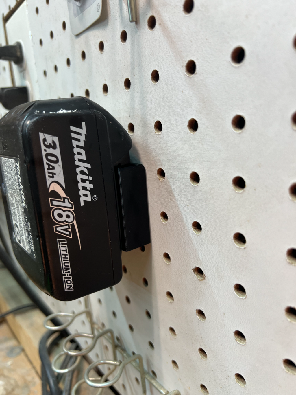 Makita 18V battery holder for Pegboard-latch free