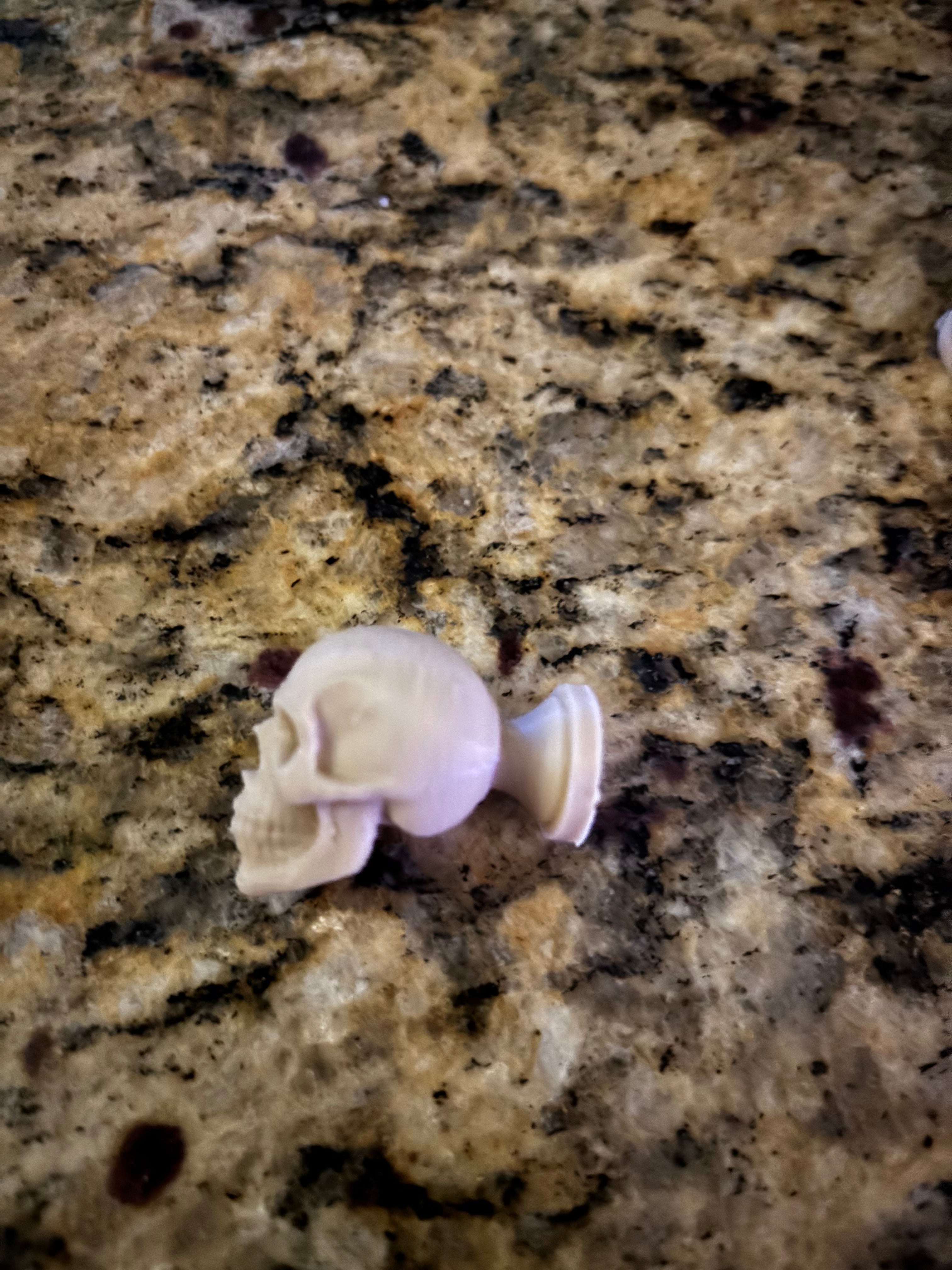 Skull knob fits 4mm screw on 8 grams