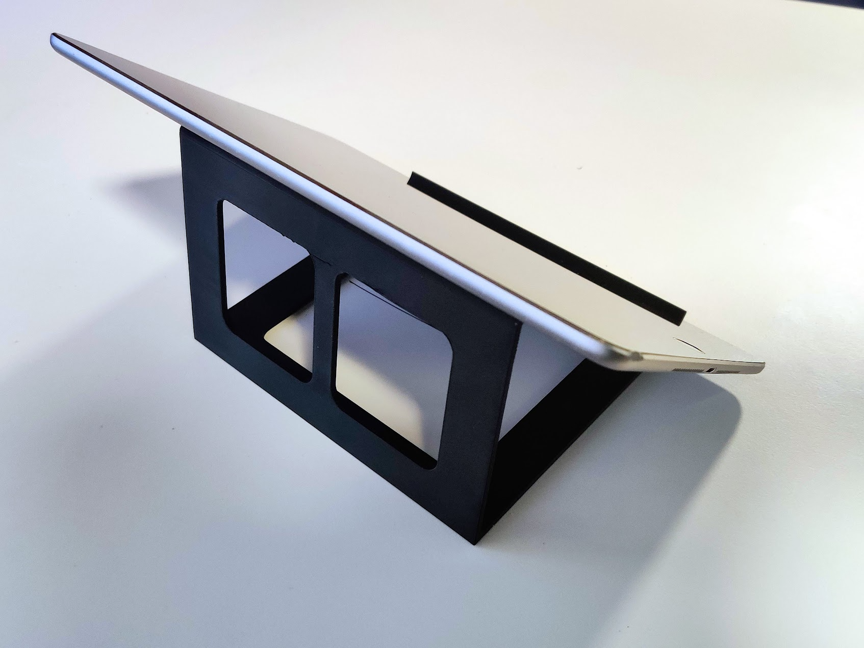 Strudy Tablet Stand (40 degrees)
