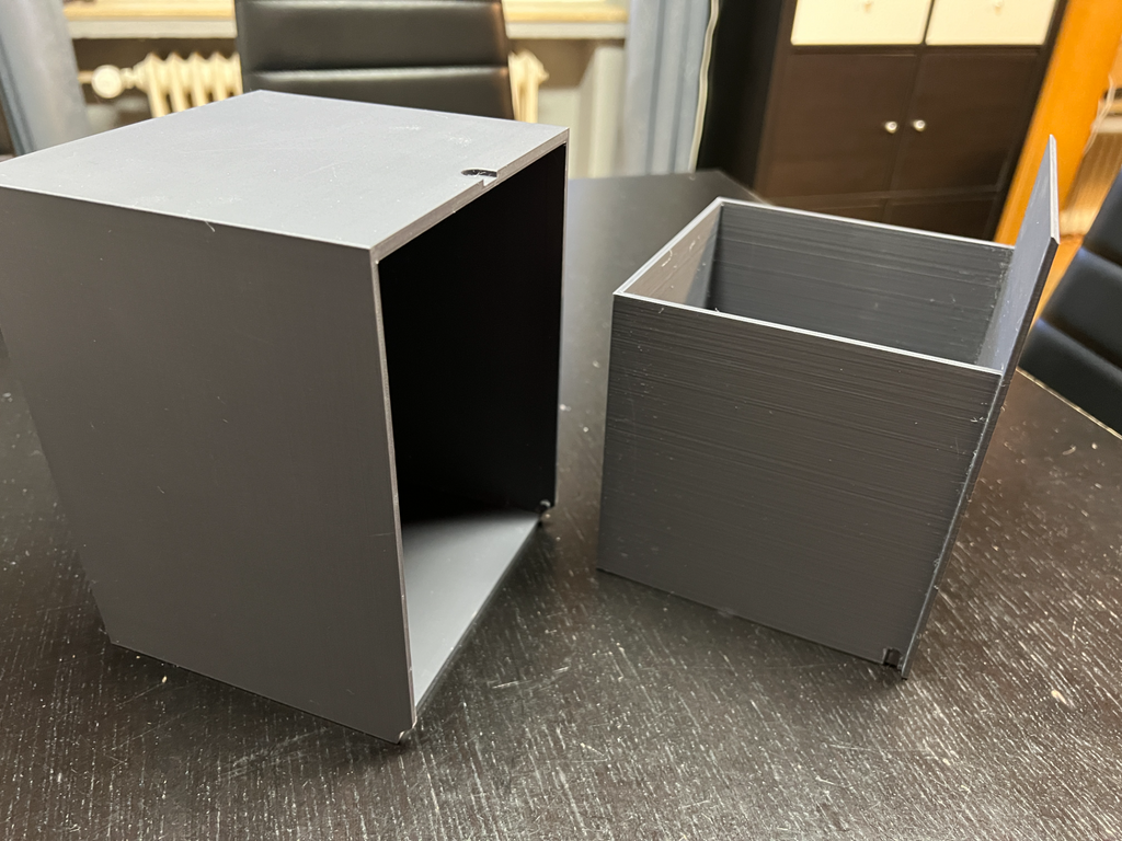 Self-closing trash can