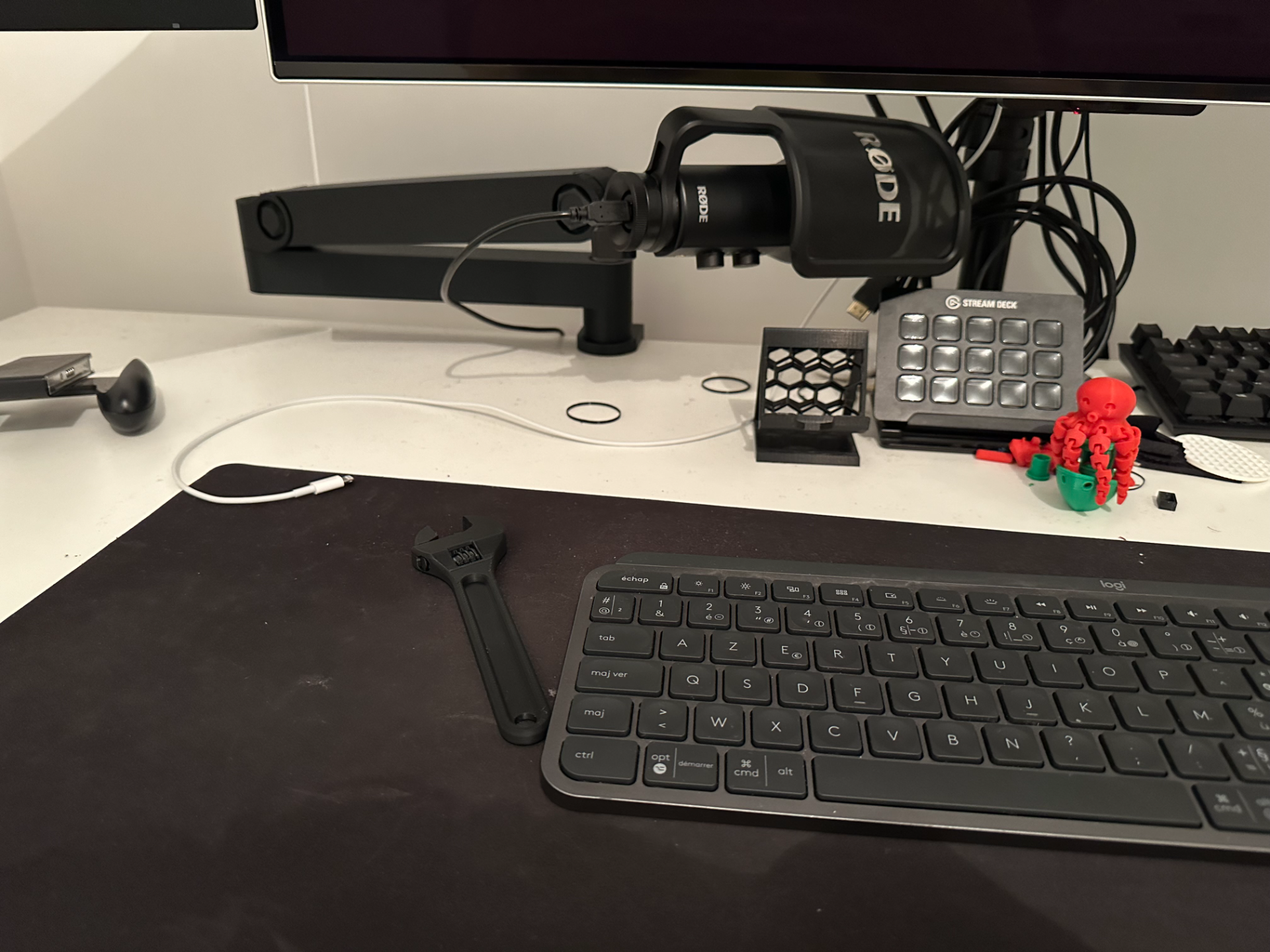Low profile mic arm