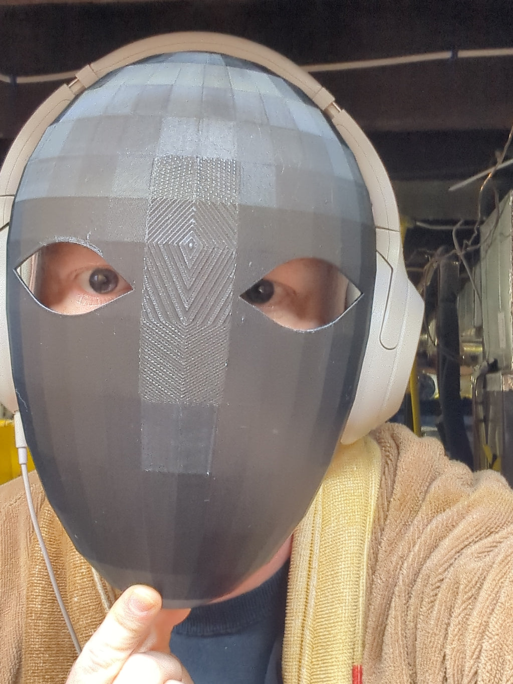 Simple featureless face mask