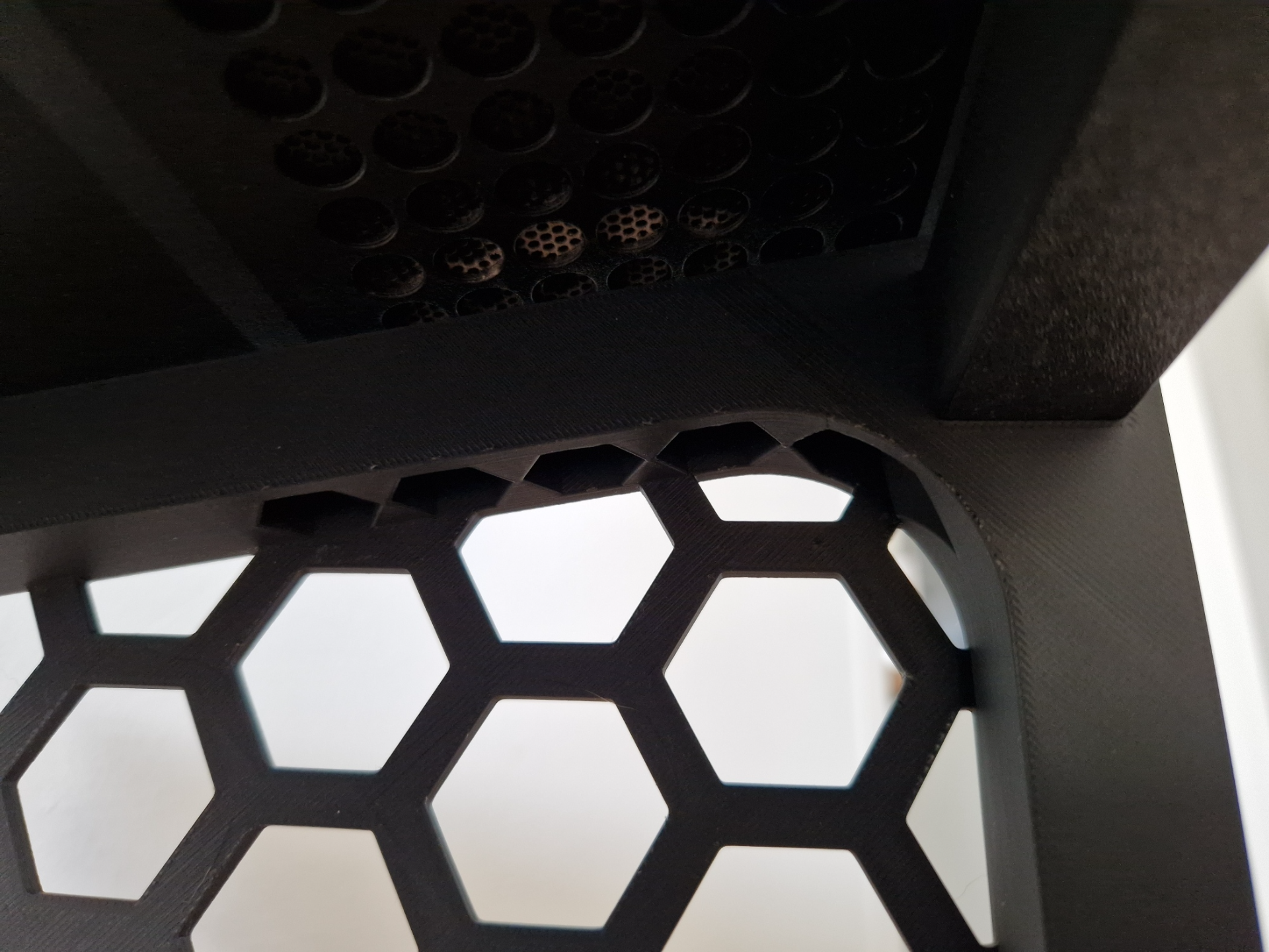 Laptop stand with maximum airflow
