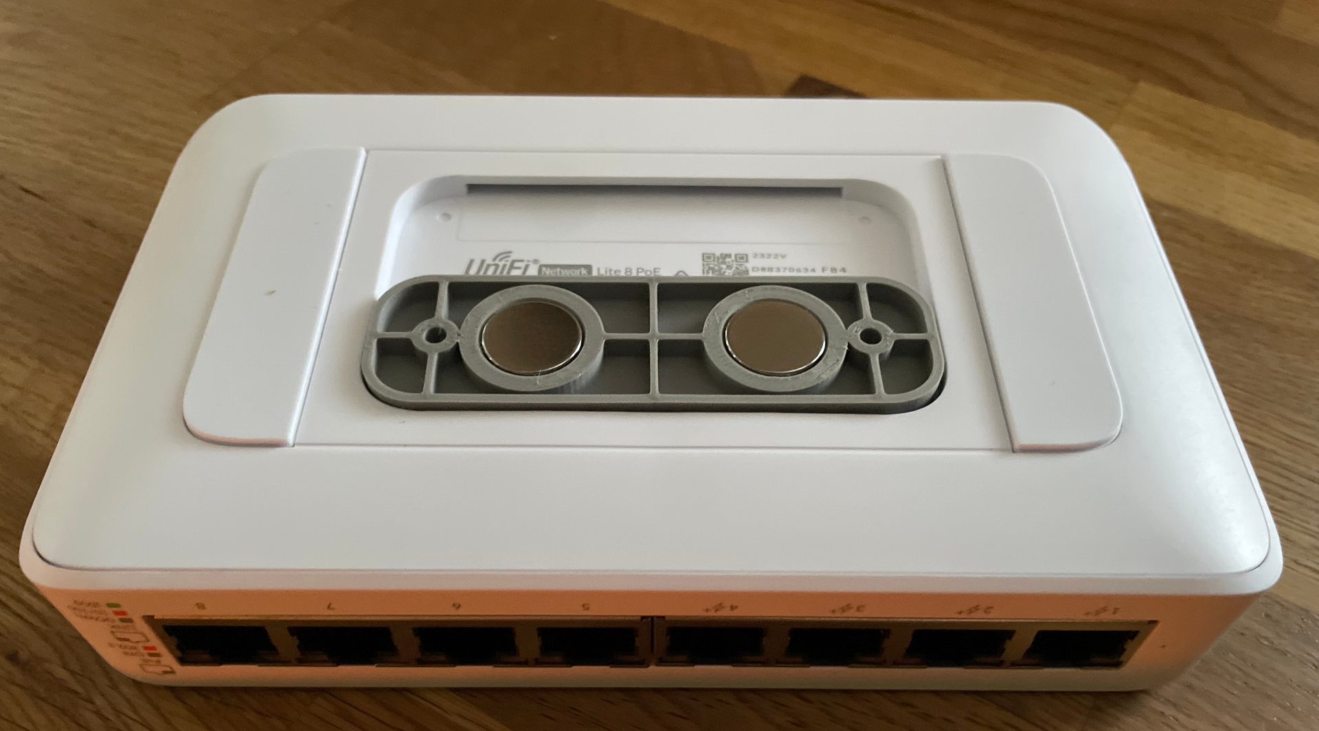 UniFi USW Lite 8 PoE Switch8 mount wall or magnet