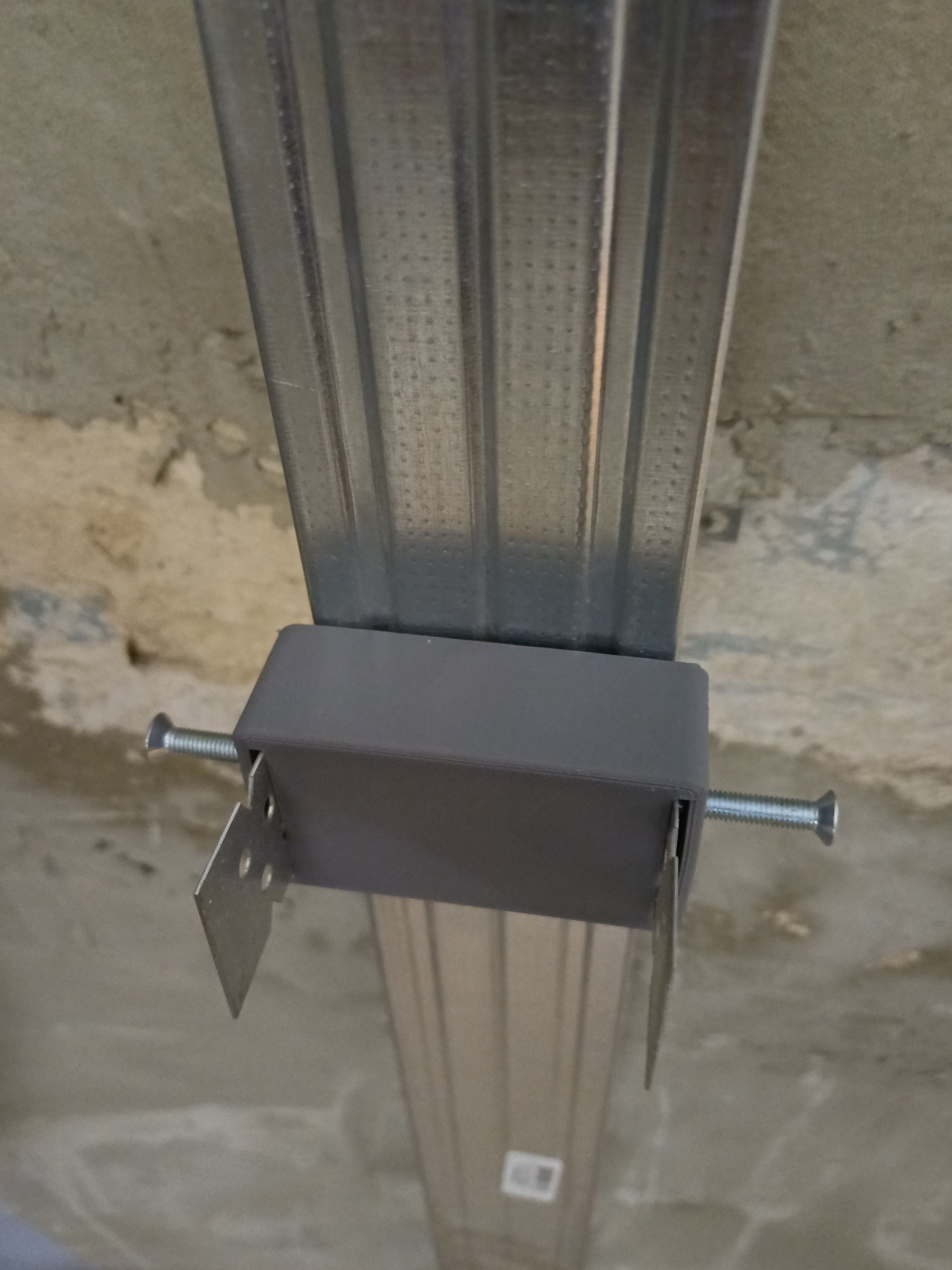 ,,Krab'' Metal profile mount holder