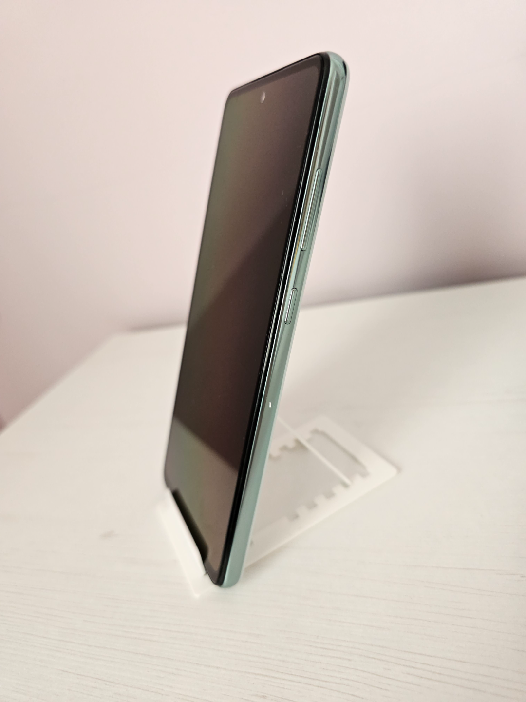 Card size phone stand