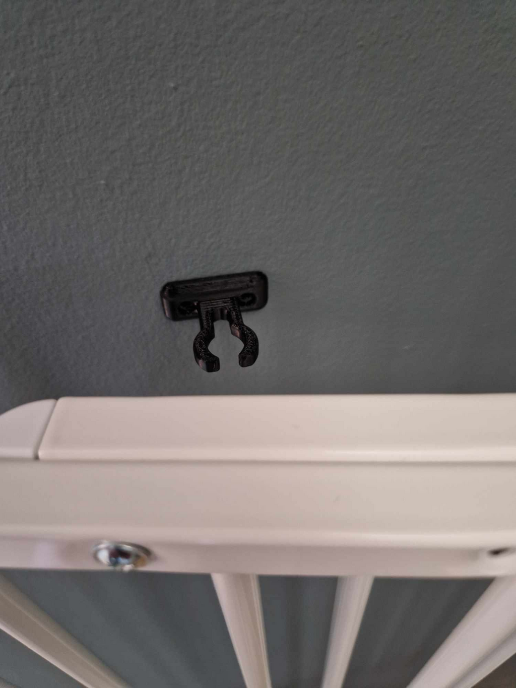 Gate holding clip, for baby/dog safety gate