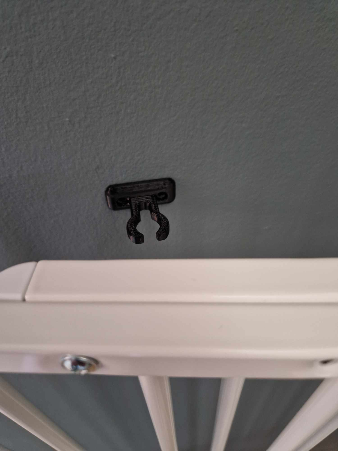 Gate holding clip, for baby/dog safety gate