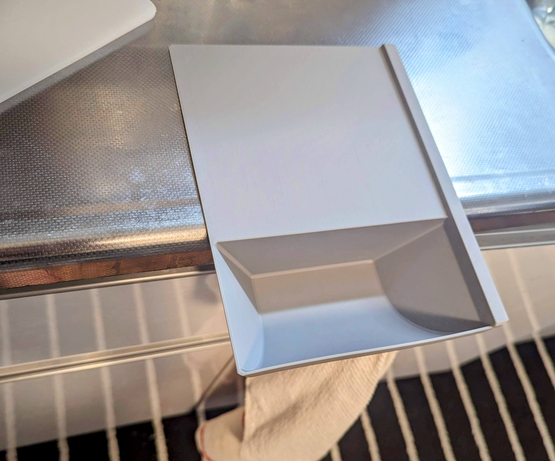 Cutting board trash tray (no supports)