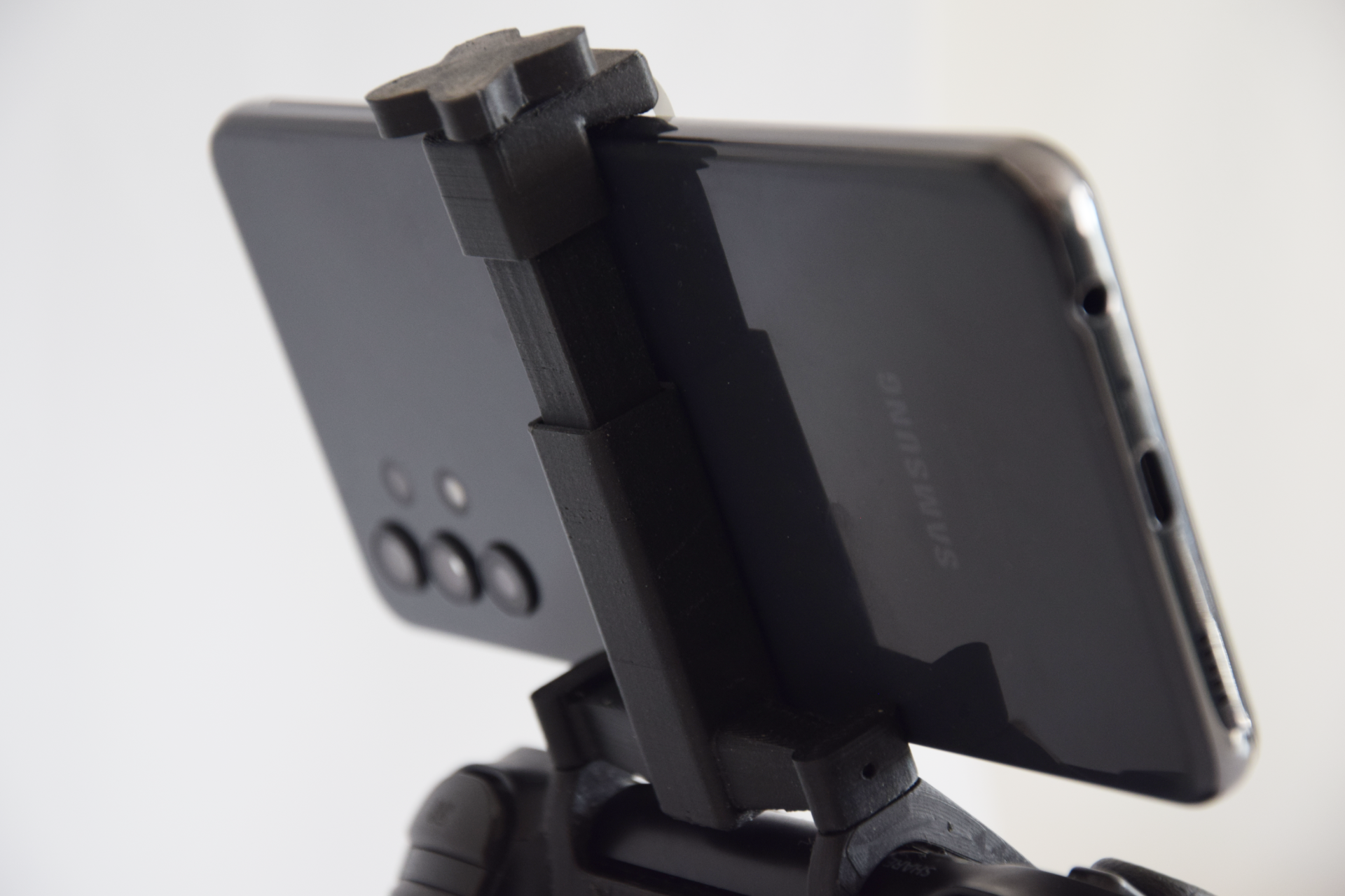 Smartphone mount for PS4 controller (DUALSHOCK 4)