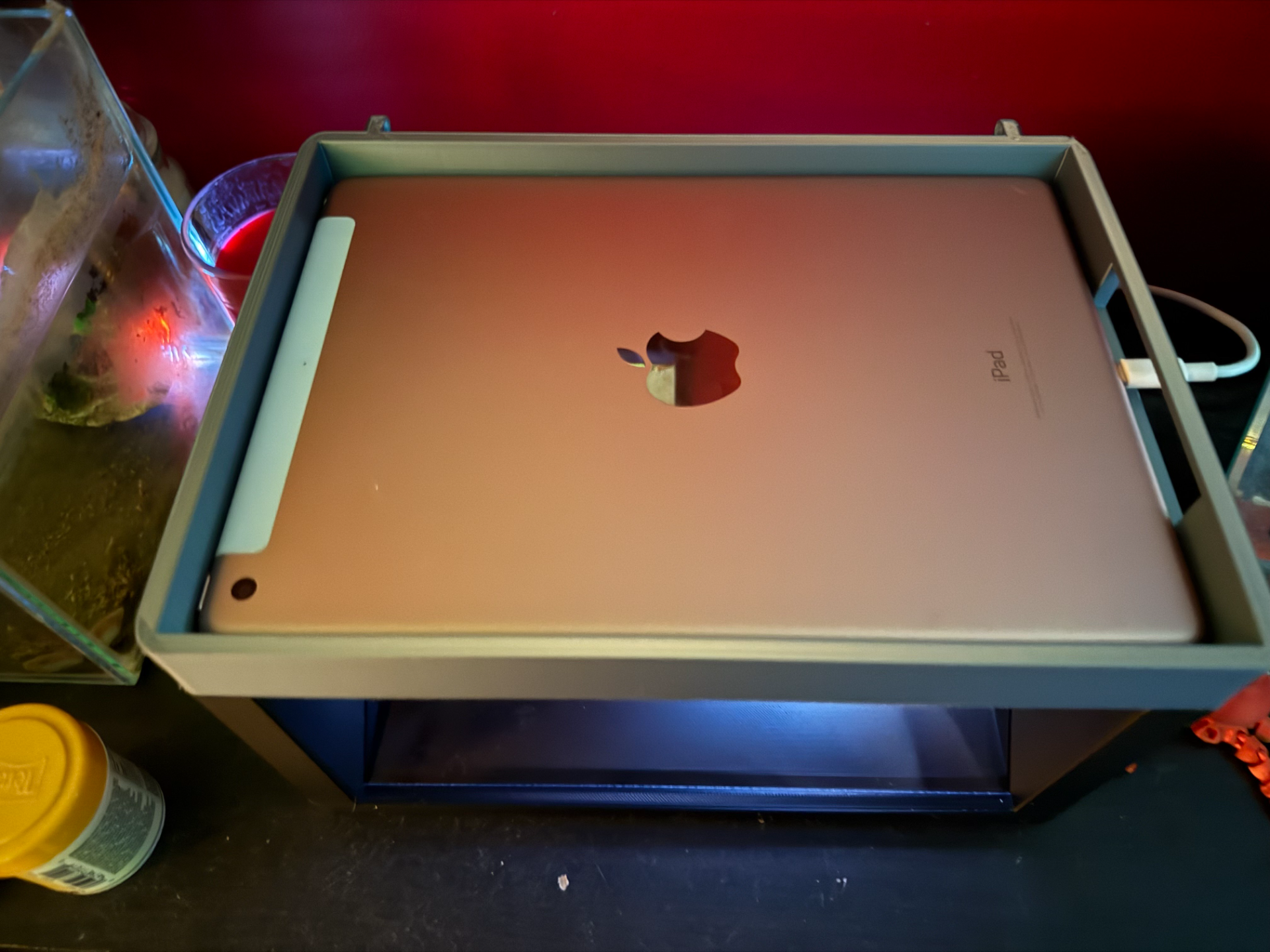 iPad 9.7" Hologram Box