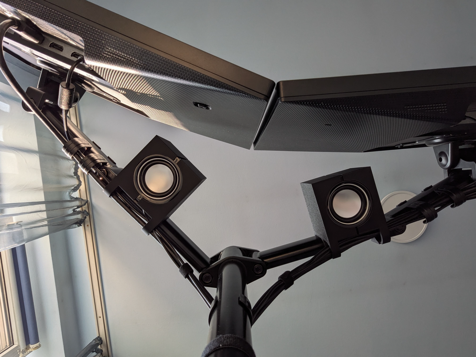 Monitor arm mount for Hama speakers
