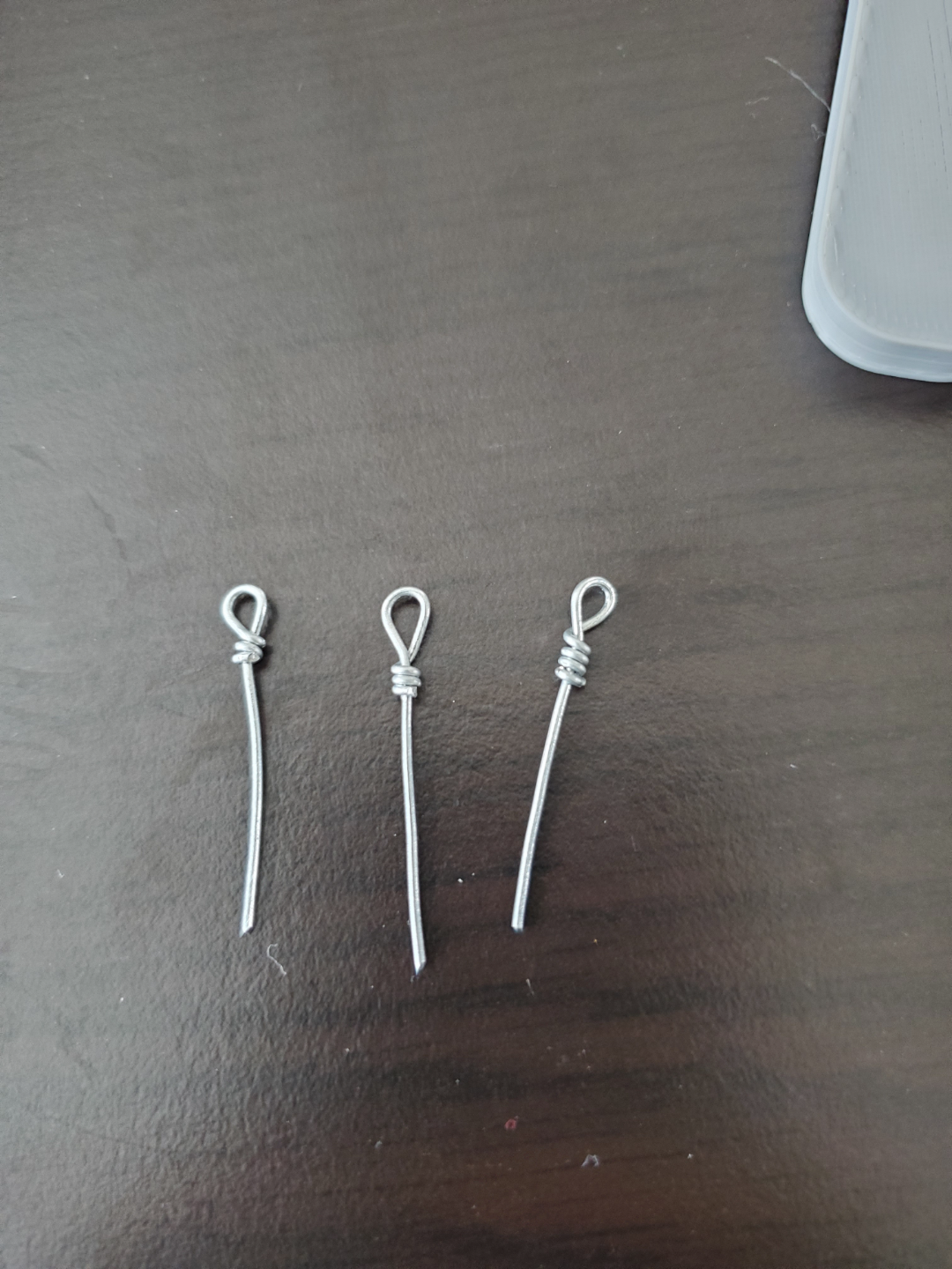 Wire eyelet bender for fishing lures
