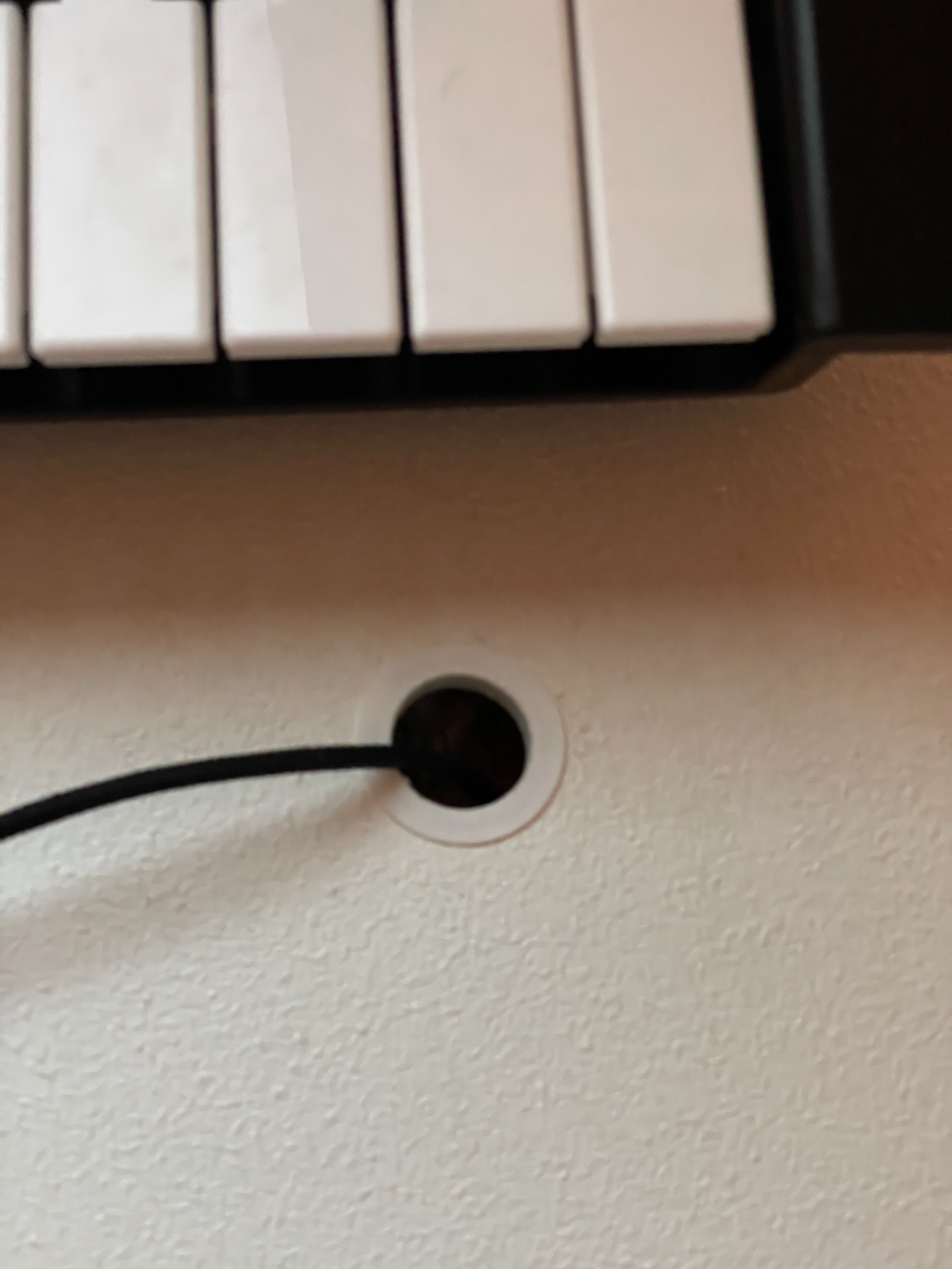 GUIDA PASSACAVO SCRIVANIA 2cm PASSA USB TIPO A